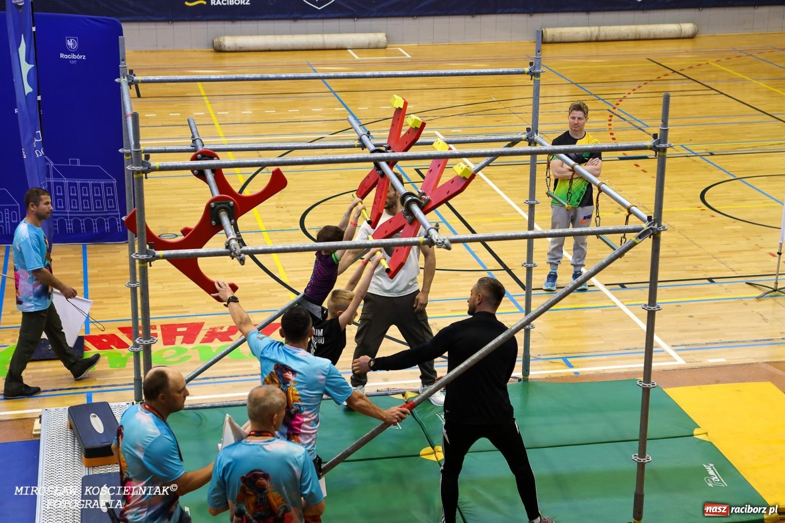 Zdjęcie w galerii na portalu naszraciborz.pl: Ponad 100 młodych zawodników na Mistrzostwach Śląska Ninja Monkey Kids w Raciborzu wiadomości z regionu