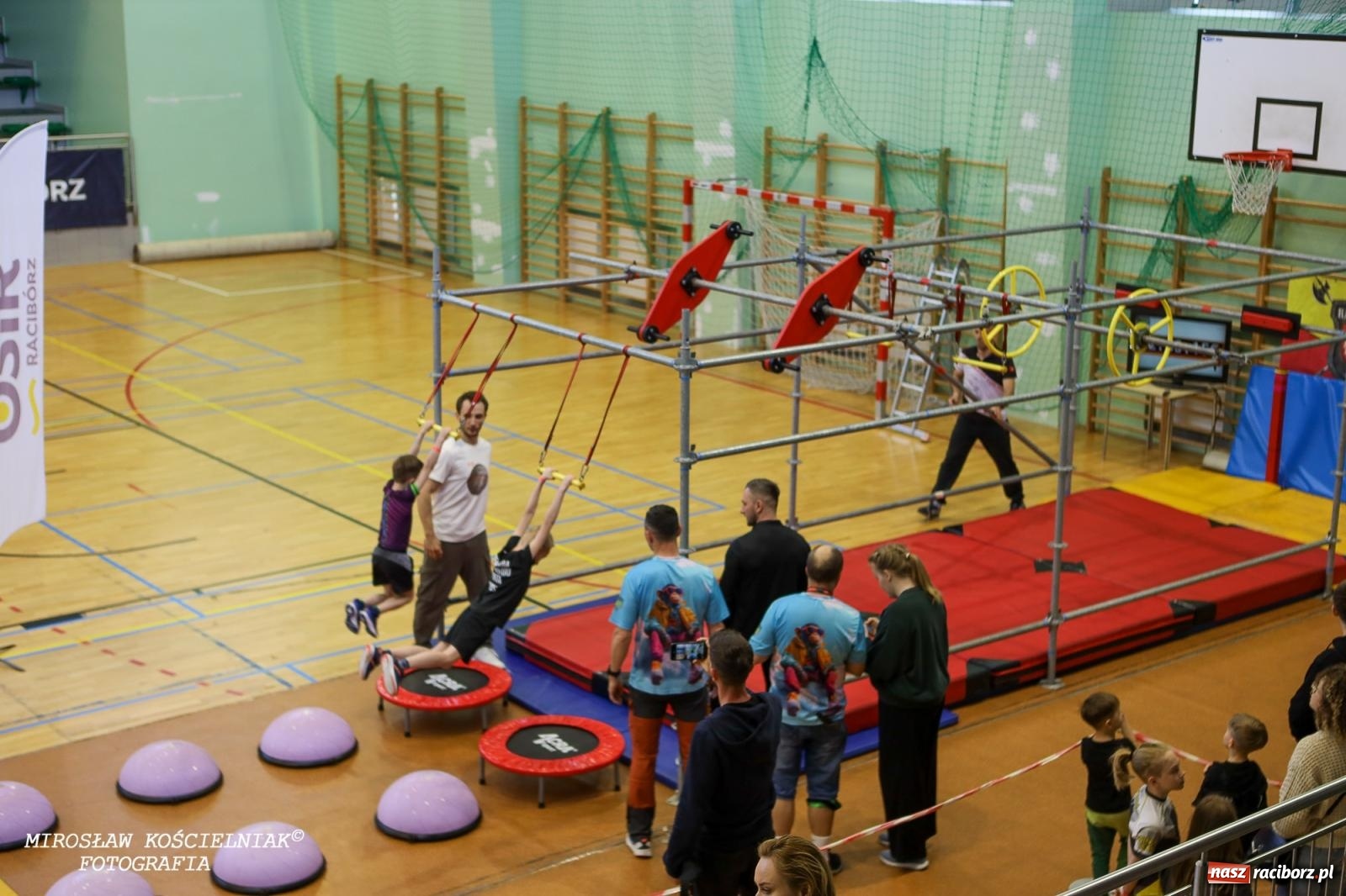 Zdjęcie w galerii na portalu naszraciborz.pl: Ponad 100 młodych zawodników na Mistrzostwach Śląska Ninja Monkey Kids w Raciborzu wiadomości z regionu