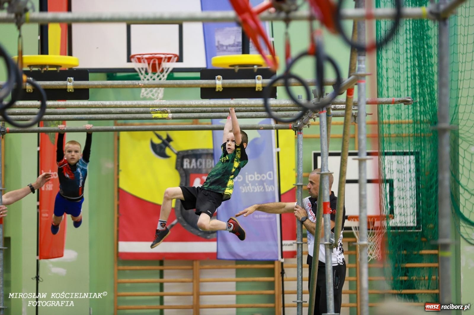 Zdjęcie w galerii na portalu naszraciborz.pl: Ponad 100 młodych zawodników na Mistrzostwach Śląska Ninja Monkey Kids w Raciborzu wiadomości z regionu