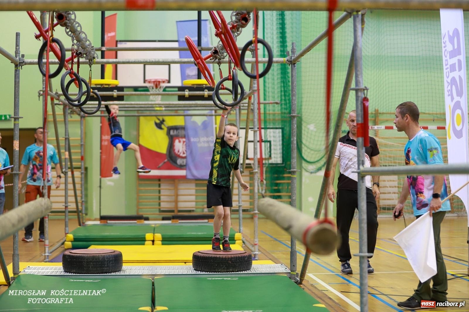 Zdjęcie w galerii na portalu naszraciborz.pl: Ponad 100 młodych zawodników na Mistrzostwach Śląska Ninja Monkey Kids w Raciborzu wiadomości z regionu