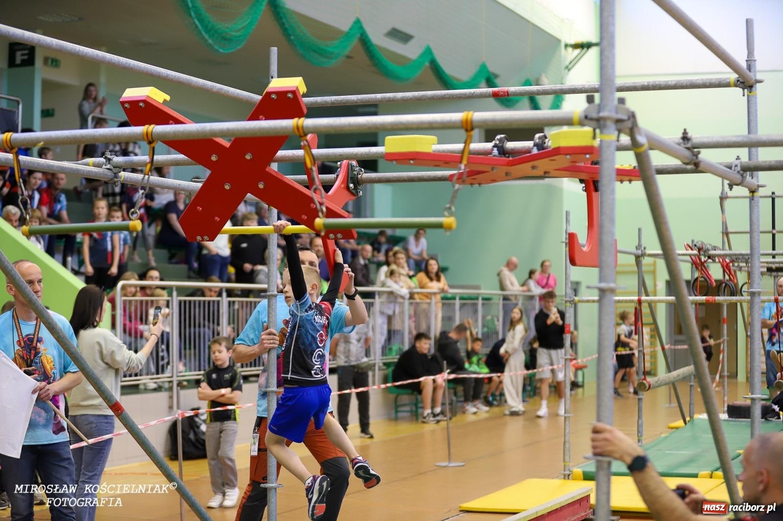 Zdjęcie w galerii na portalu naszraciborz.pl: Ponad 100 młodych zawodników na Mistrzostwach Śląska Ninja Monkey Kids w Raciborzu wiadomości z regionu