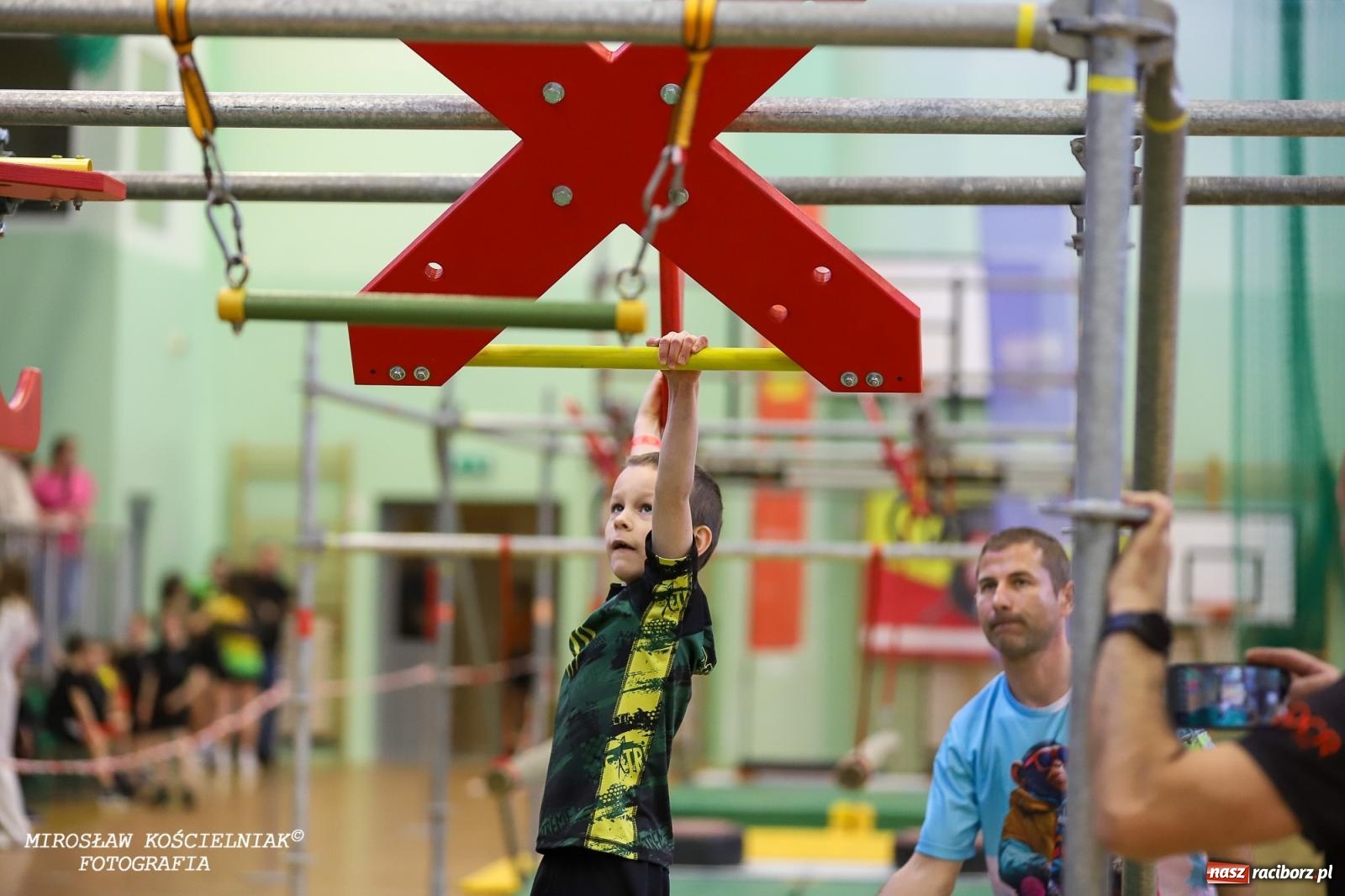 Zdjęcie w galerii na portalu naszraciborz.pl: Ponad 100 młodych zawodników na Mistrzostwach Śląska Ninja Monkey Kids w Raciborzu wiadomości z regionu