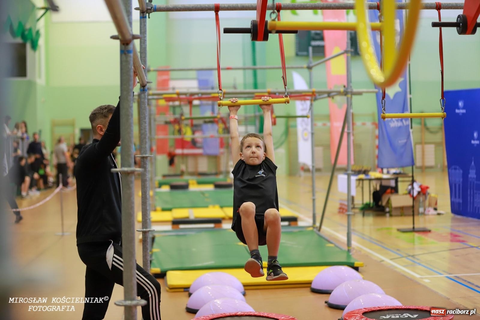Zdjęcie w galerii na portalu naszraciborz.pl: Ponad 100 młodych zawodników na Mistrzostwach Śląska Ninja Monkey Kids w Raciborzu wiadomości z regionu