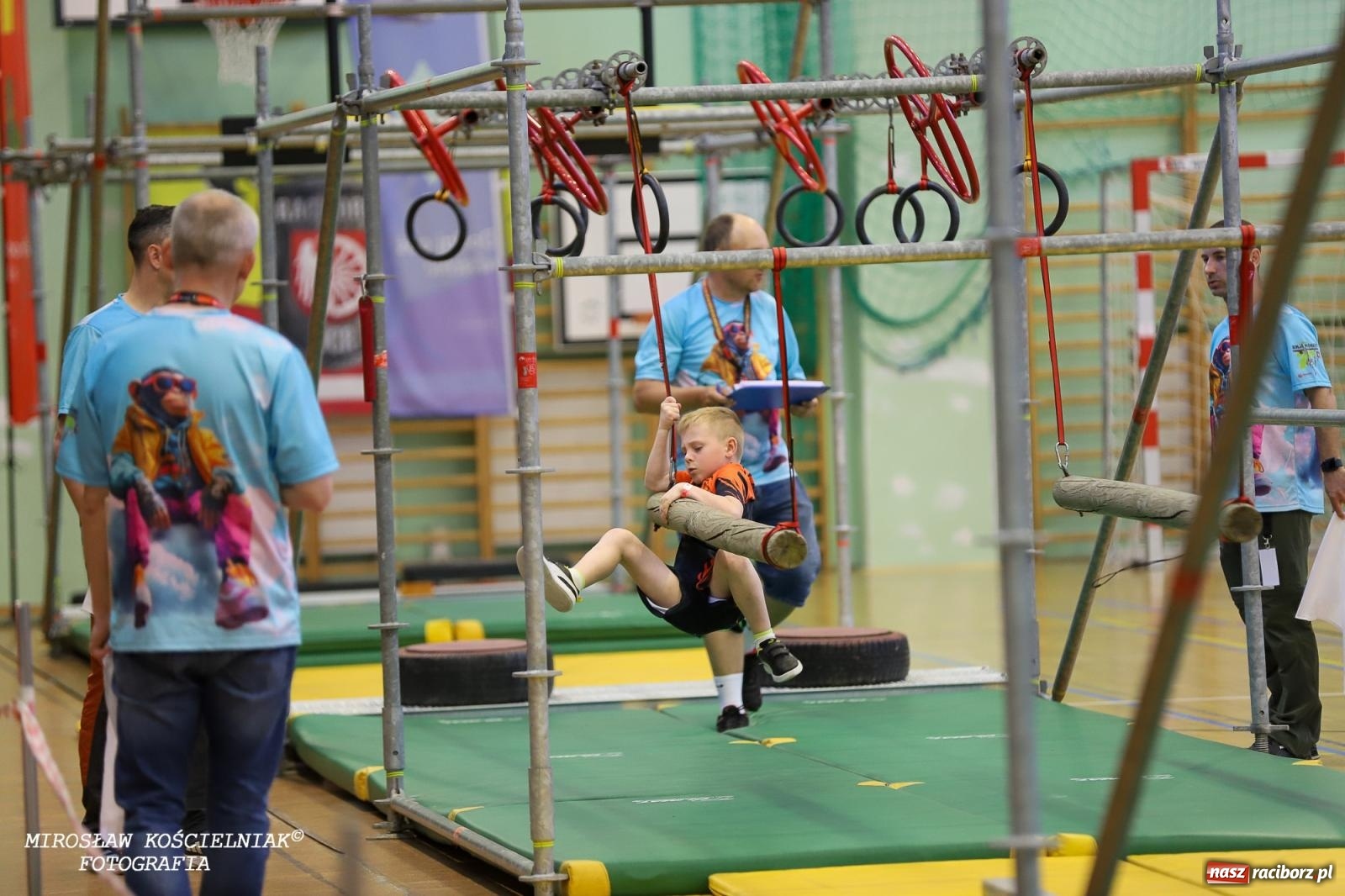 Zdjęcie w galerii na portalu naszraciborz.pl: Ponad 100 młodych zawodników na Mistrzostwach Śląska Ninja Monkey Kids w Raciborzu wiadomości z regionu