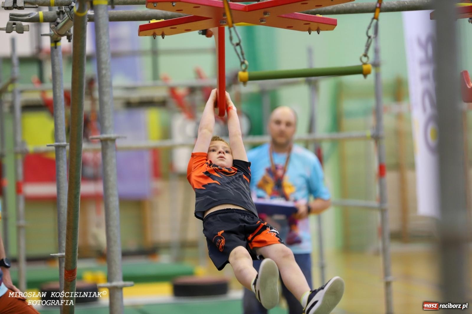 Zdjęcie w galerii na portalu naszraciborz.pl: Ponad 100 młodych zawodników na Mistrzostwach Śląska Ninja Monkey Kids w Raciborzu wiadomości z regionu