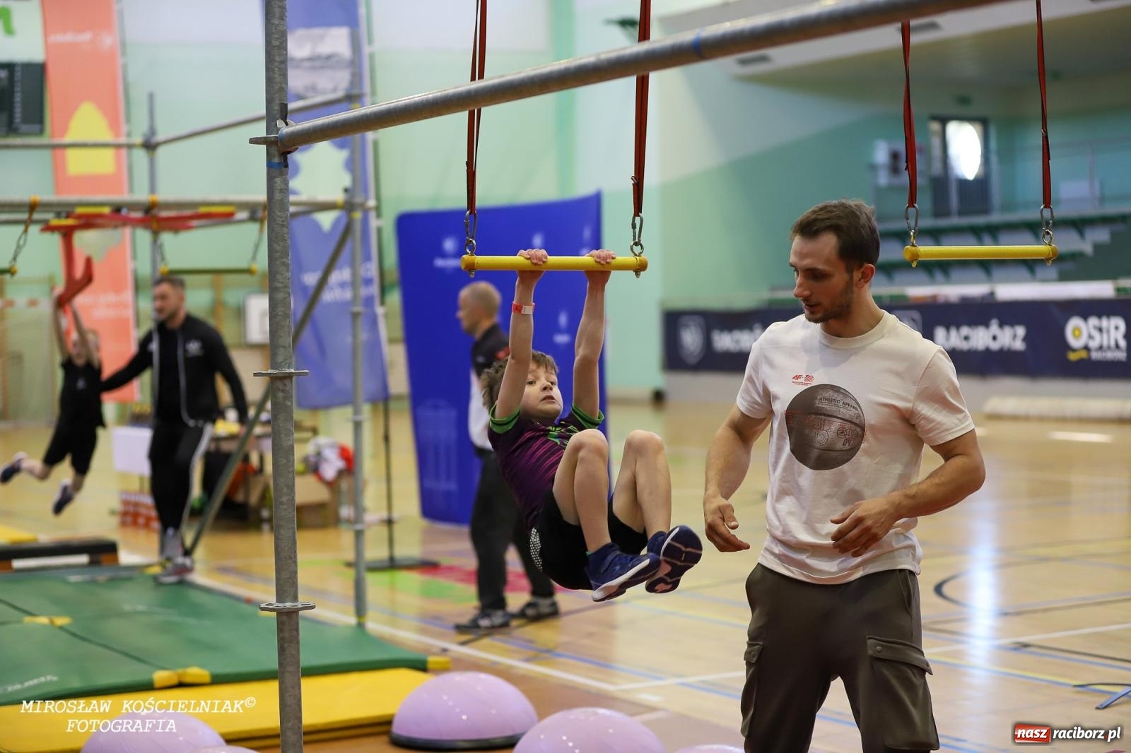 Zdjęcie w galerii na portalu naszraciborz.pl: Ponad 100 młodych zawodników na Mistrzostwach Śląska Ninja Monkey Kids w Raciborzu wiadomości z regionu