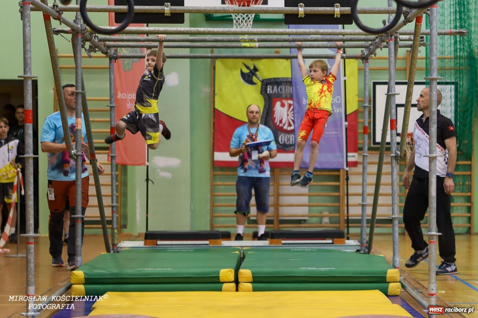Zdjęcie w galerii na portalu naszraciborz.pl: Ponad 100 młodych zawodników na Mistrzostwach Śląska Ninja Monkey Kids w Raciborzu wiadomości z regionu