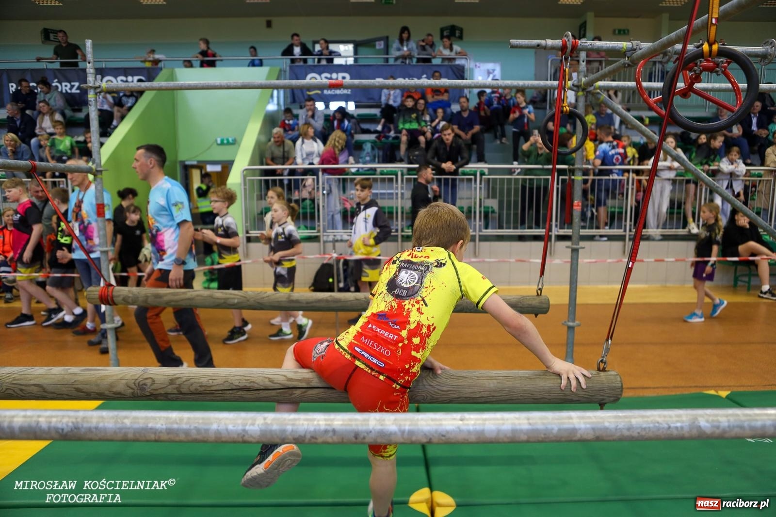 Zdjęcie w galerii na portalu naszraciborz.pl: Ponad 100 młodych zawodników na Mistrzostwach Śląska Ninja Monkey Kids w Raciborzu wiadomości z regionu