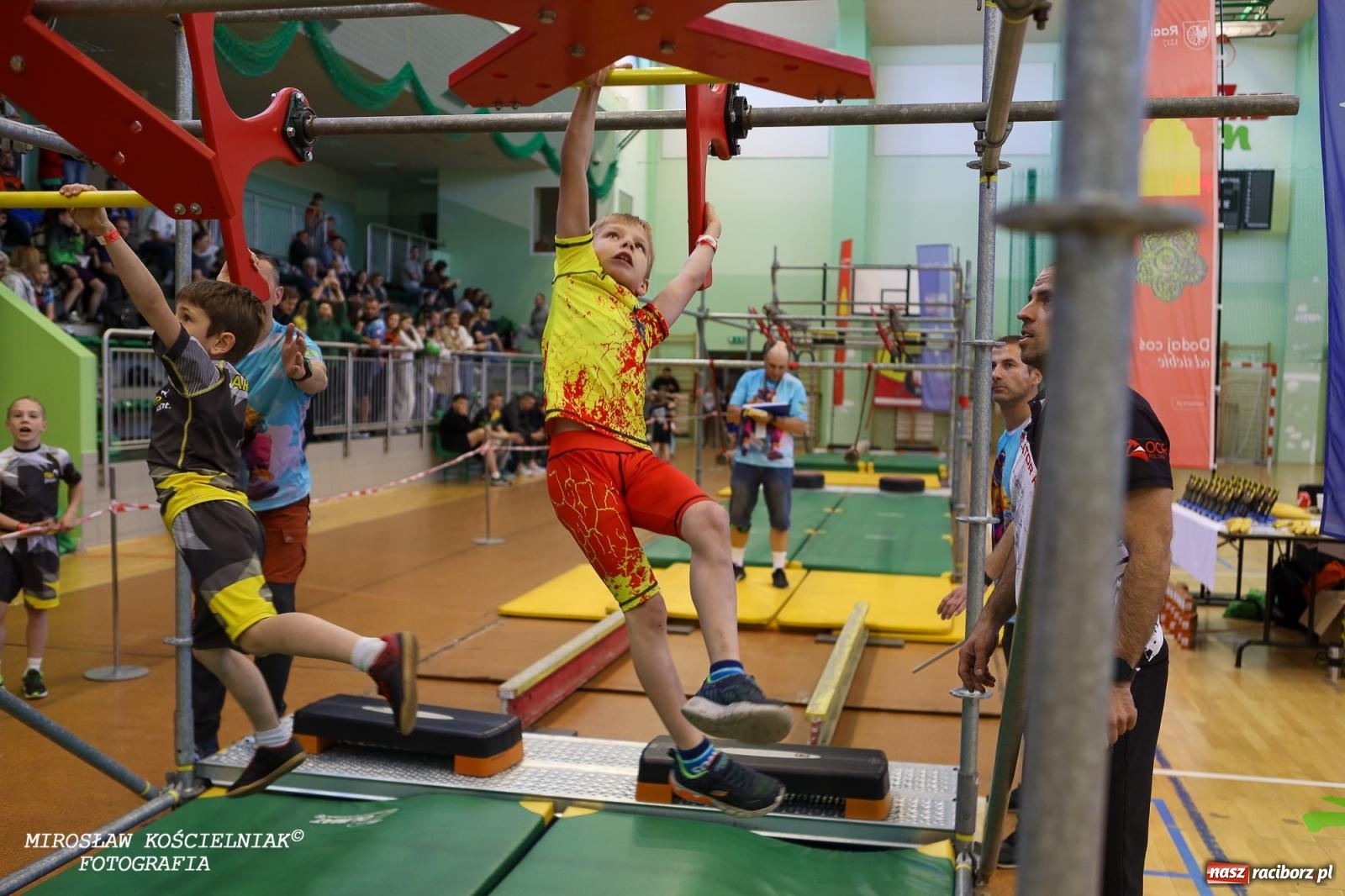 Zdjęcie w galerii na portalu naszraciborz.pl: Ponad 100 młodych zawodników na Mistrzostwach Śląska Ninja Monkey Kids w Raciborzu wiadomości z regionu