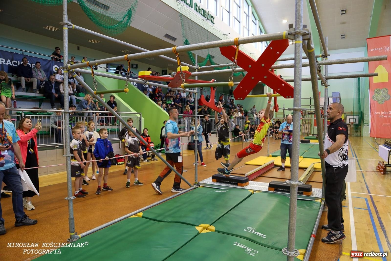 Zdjęcie w galerii na portalu naszraciborz.pl: Ponad 100 młodych zawodników na Mistrzostwach Śląska Ninja Monkey Kids w Raciborzu wiadomości z regionu