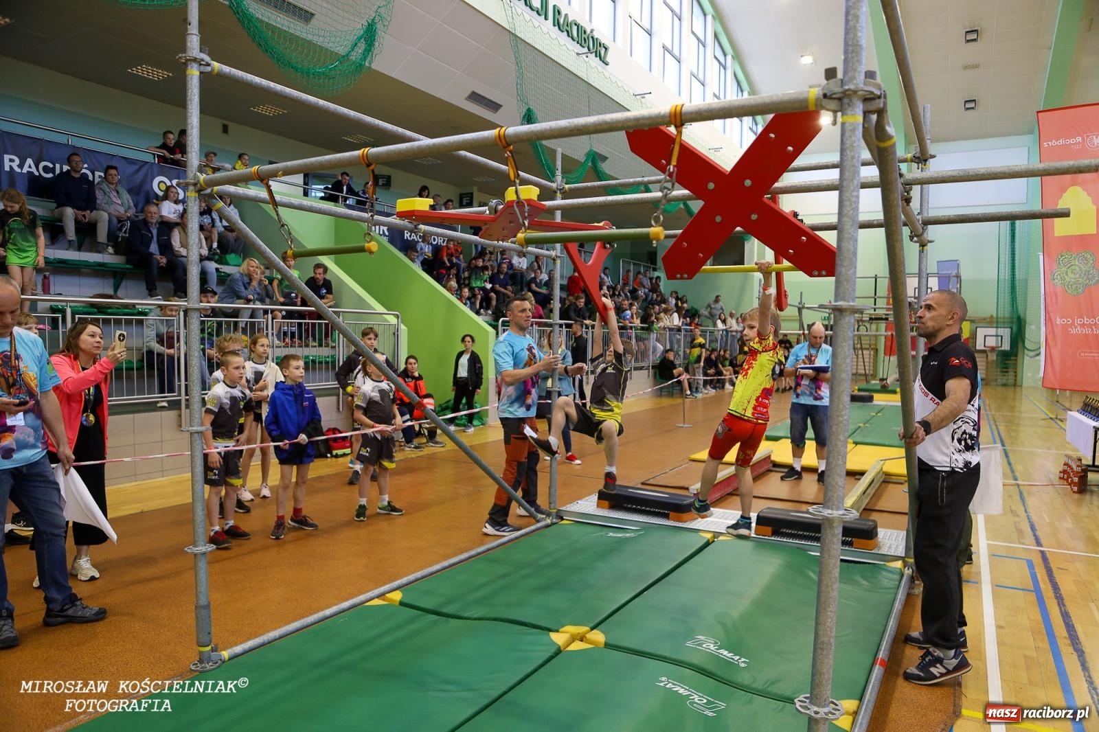 Zdjęcie w galerii na portalu naszraciborz.pl: Ponad 100 młodych zawodników na Mistrzostwach Śląska Ninja Monkey Kids w Raciborzu wiadomości z regionu
