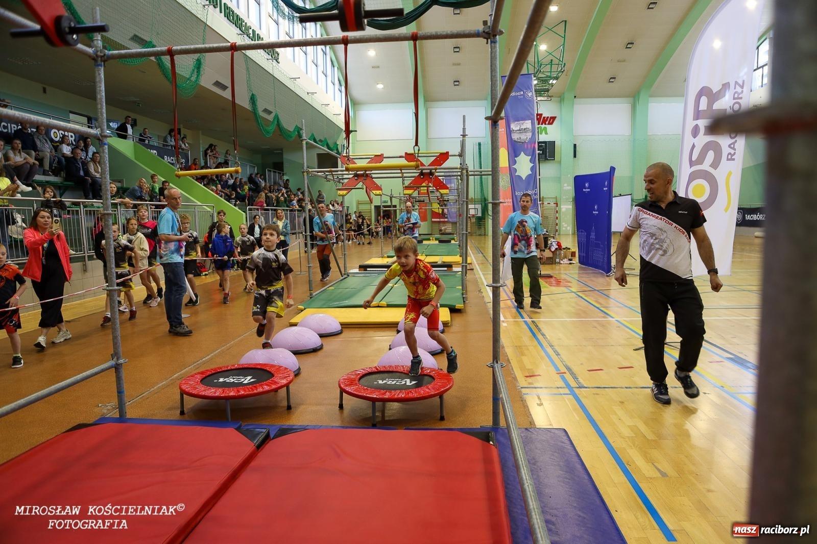 Zdjęcie w galerii na portalu naszraciborz.pl: Ponad 100 młodych zawodników na Mistrzostwach Śląska Ninja Monkey Kids w Raciborzu wiadomości z regionu