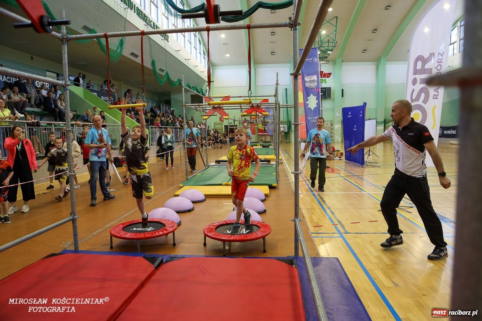 Zdjęcie w galerii na portalu naszraciborz.pl: Ponad 100 młodych zawodników na Mistrzostwach Śląska Ninja Monkey Kids w Raciborzu wiadomości z regionu
