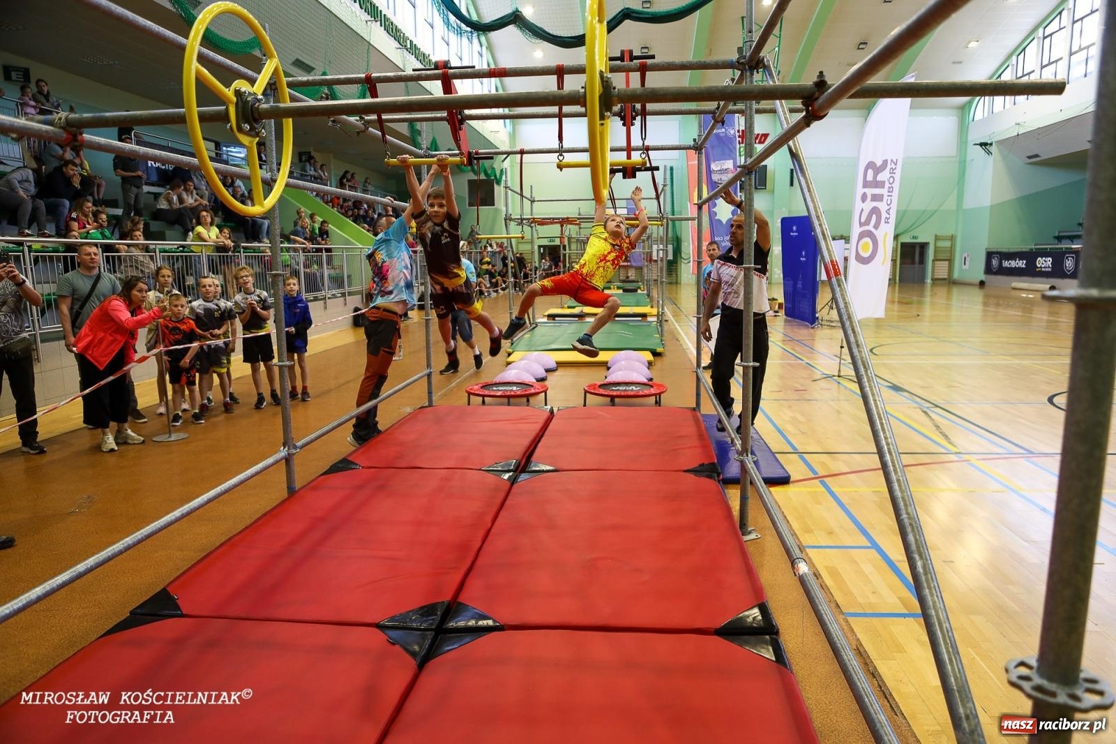 Zdjęcie w galerii na portalu naszraciborz.pl: Ponad 100 młodych zawodników na Mistrzostwach Śląska Ninja Monkey Kids w Raciborzu wiadomości z regionu