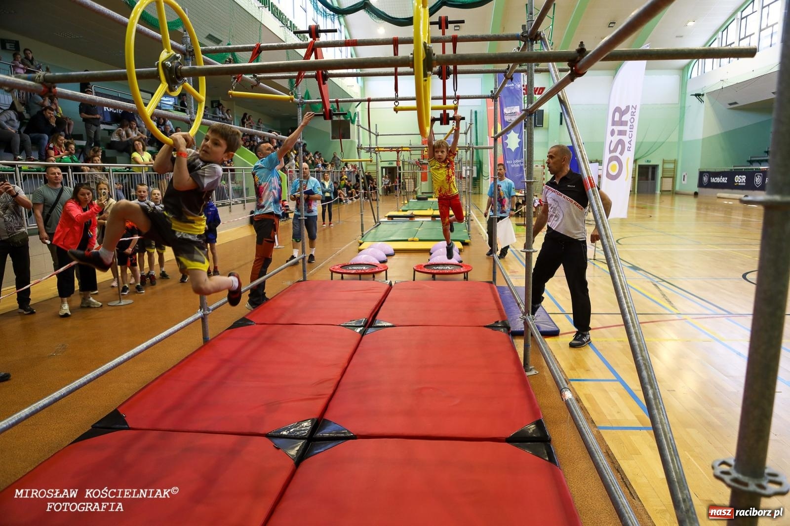 Zdjęcie w galerii na portalu naszraciborz.pl: Ponad 100 młodych zawodników na Mistrzostwach Śląska Ninja Monkey Kids w Raciborzu wiadomości z regionu