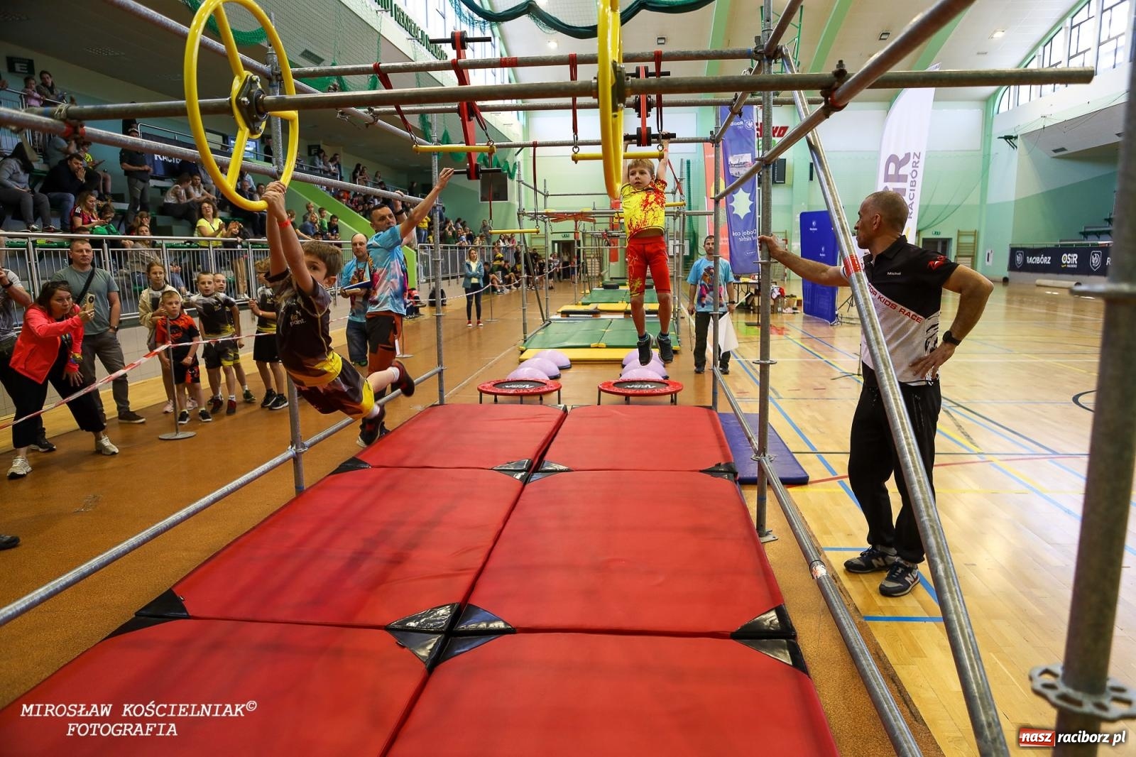 Zdjęcie w galerii na portalu naszraciborz.pl: Ponad 100 młodych zawodników na Mistrzostwach Śląska Ninja Monkey Kids w Raciborzu wiadomości z regionu