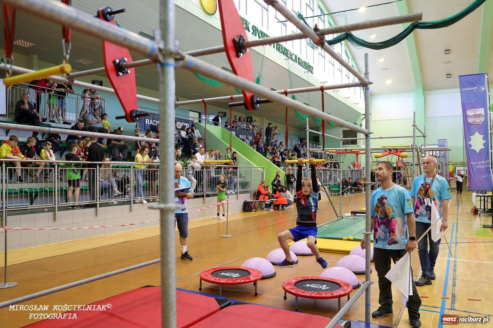 Zdjęcie w galerii na portalu naszraciborz.pl: Ponad 100 młodych zawodników na Mistrzostwach Śląska Ninja Monkey Kids w Raciborzu wiadomości z regionu