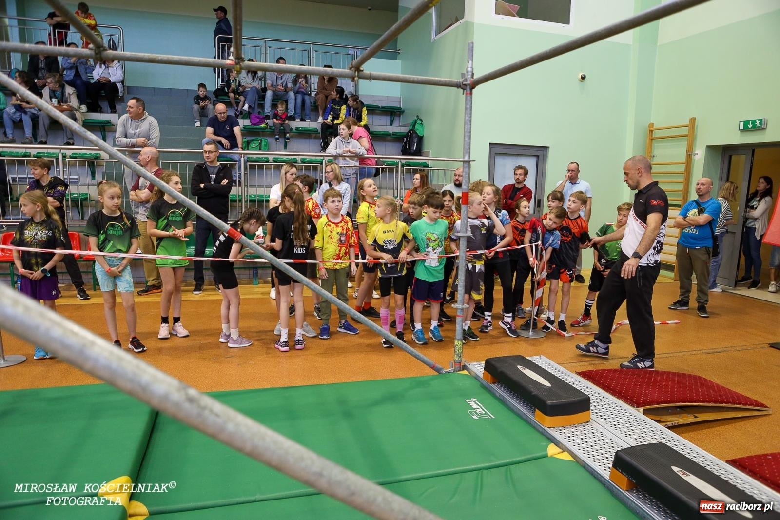 Zdjęcie w galerii na portalu naszraciborz.pl: Ponad 100 młodych zawodników na Mistrzostwach Śląska Ninja Monkey Kids w Raciborzu wiadomości z regionu