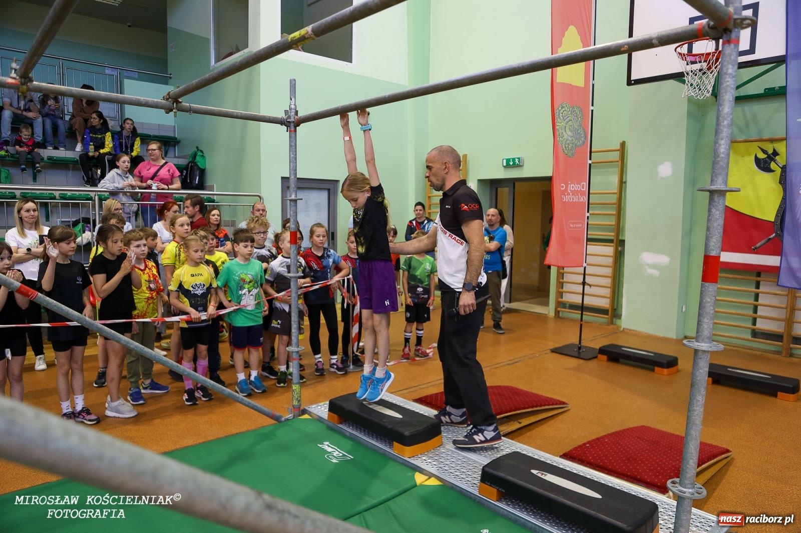 Zdjęcie w galerii na portalu naszraciborz.pl: Ponad 100 młodych zawodników na Mistrzostwach Śląska Ninja Monkey Kids w Raciborzu wiadomości z regionu