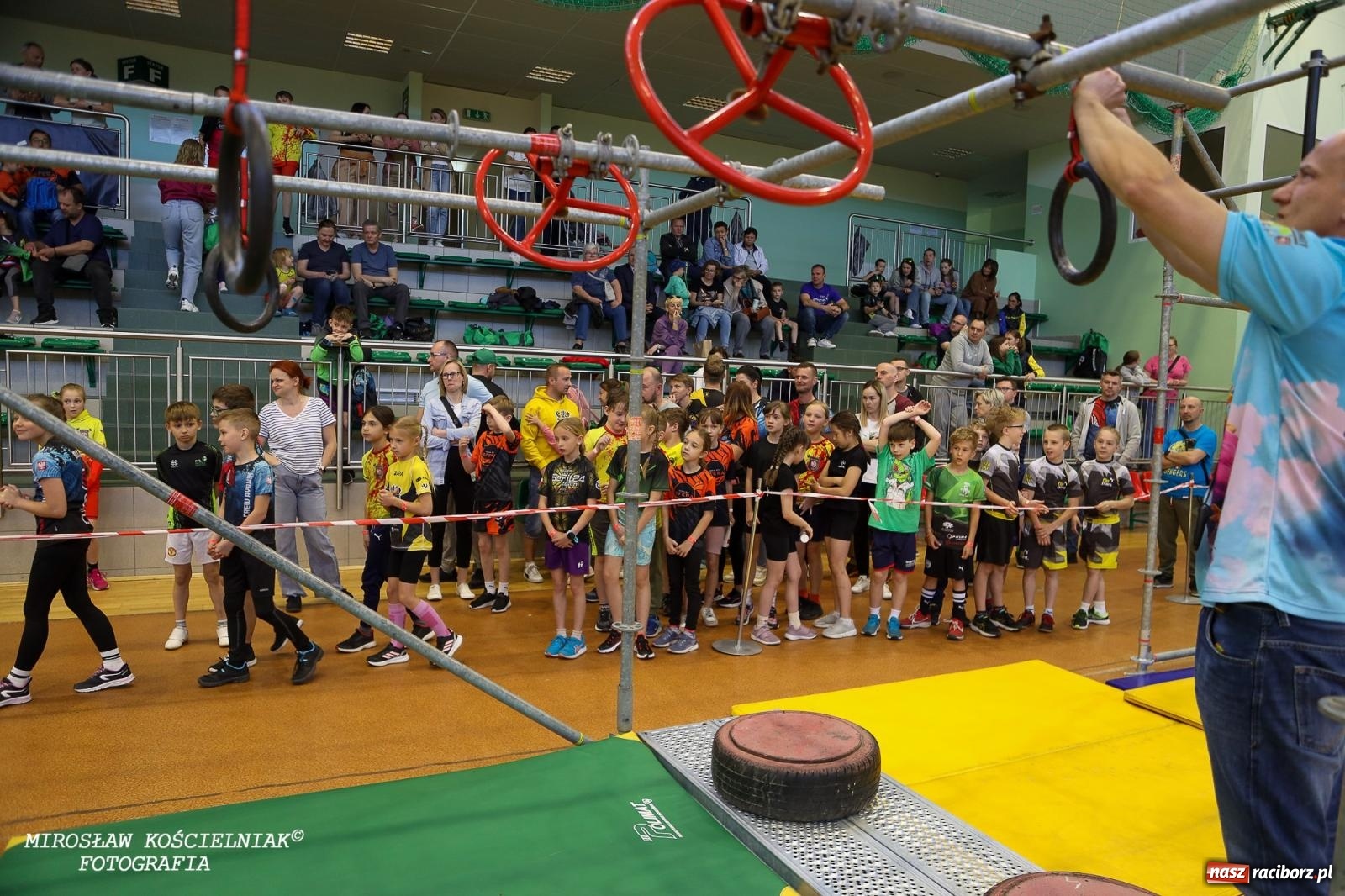 Zdjęcie w galerii na portalu naszraciborz.pl: Ponad 100 młodych zawodników na Mistrzostwach Śląska Ninja Monkey Kids w Raciborzu wiadomości z regionu