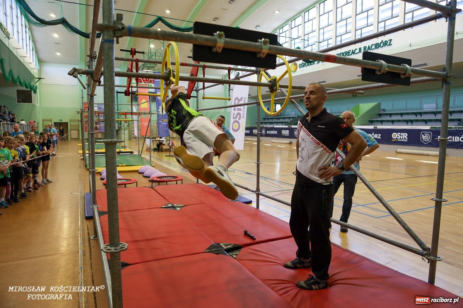 Zdjęcie w galerii na portalu naszraciborz.pl: Ponad 100 młodych zawodników na Mistrzostwach Śląska Ninja Monkey Kids w Raciborzu wiadomości z regionu