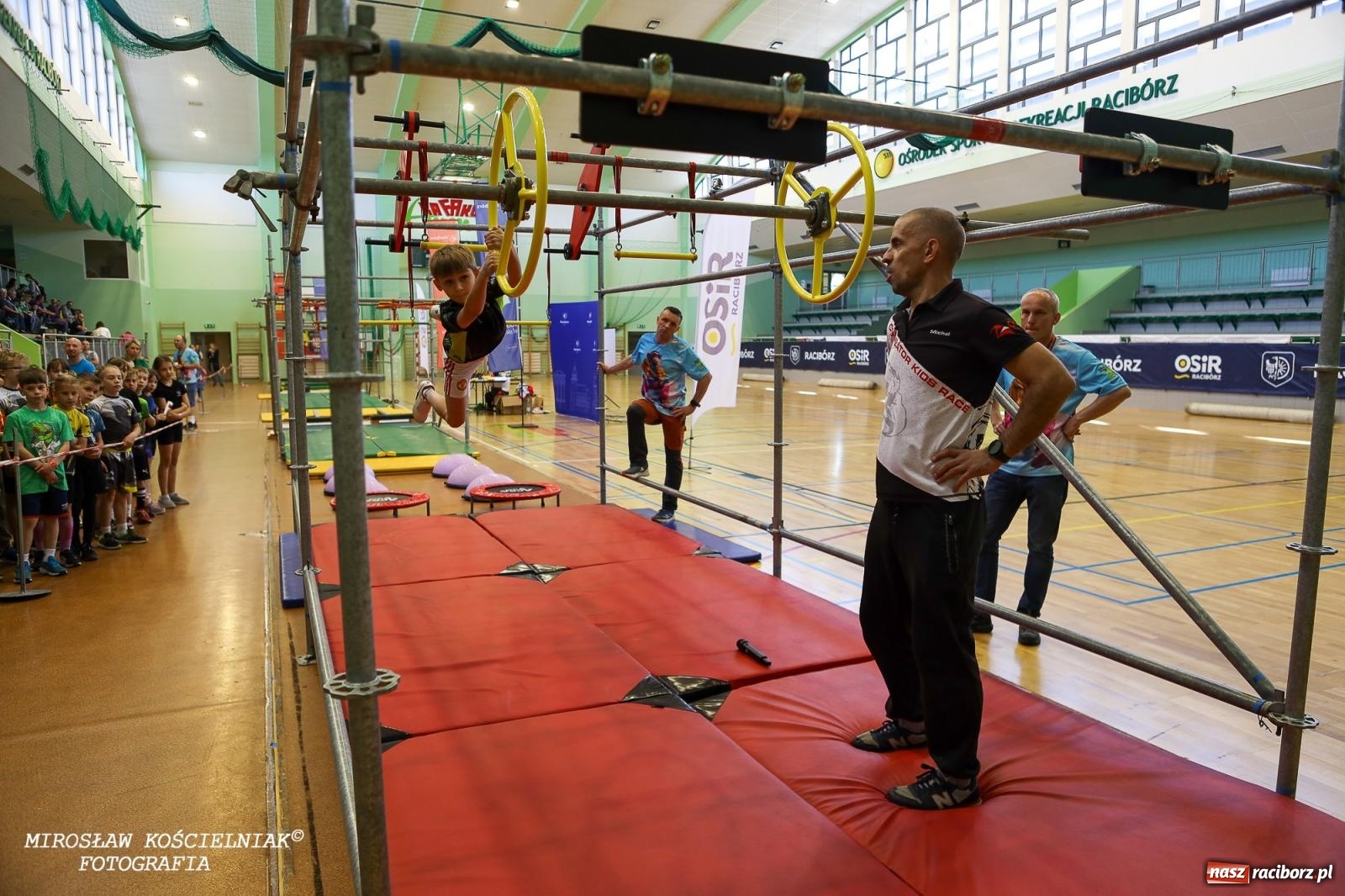 Zdjęcie w galerii na portalu naszraciborz.pl: Ponad 100 młodych zawodników na Mistrzostwach Śląska Ninja Monkey Kids w Raciborzu wiadomości z regionu
