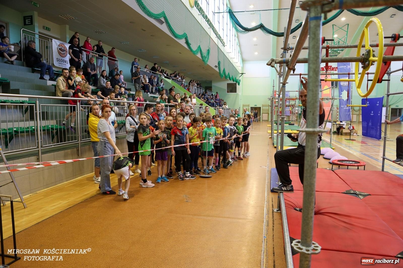Zdjęcie w galerii na portalu naszraciborz.pl: Ponad 100 młodych zawodników na Mistrzostwach Śląska Ninja Monkey Kids w Raciborzu wiadomości z regionu