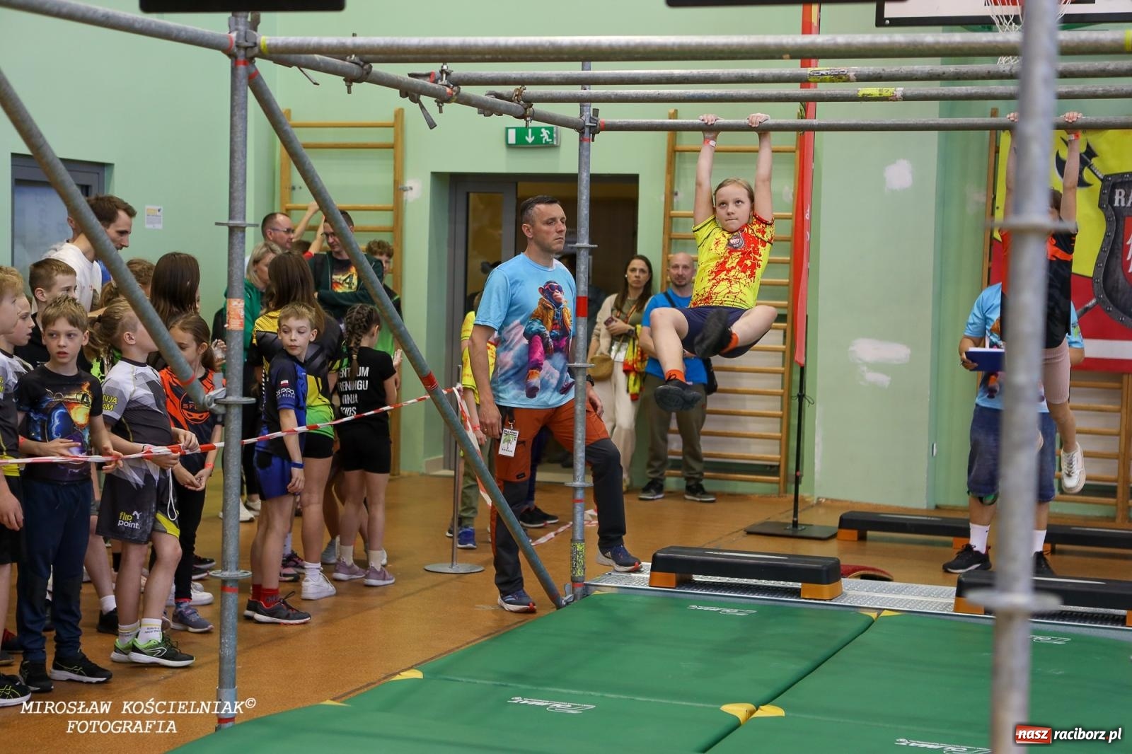 Zdjęcie w galerii na portalu naszraciborz.pl: Ponad 100 młodych zawodników na Mistrzostwach Śląska Ninja Monkey Kids w Raciborzu wiadomości z regionu