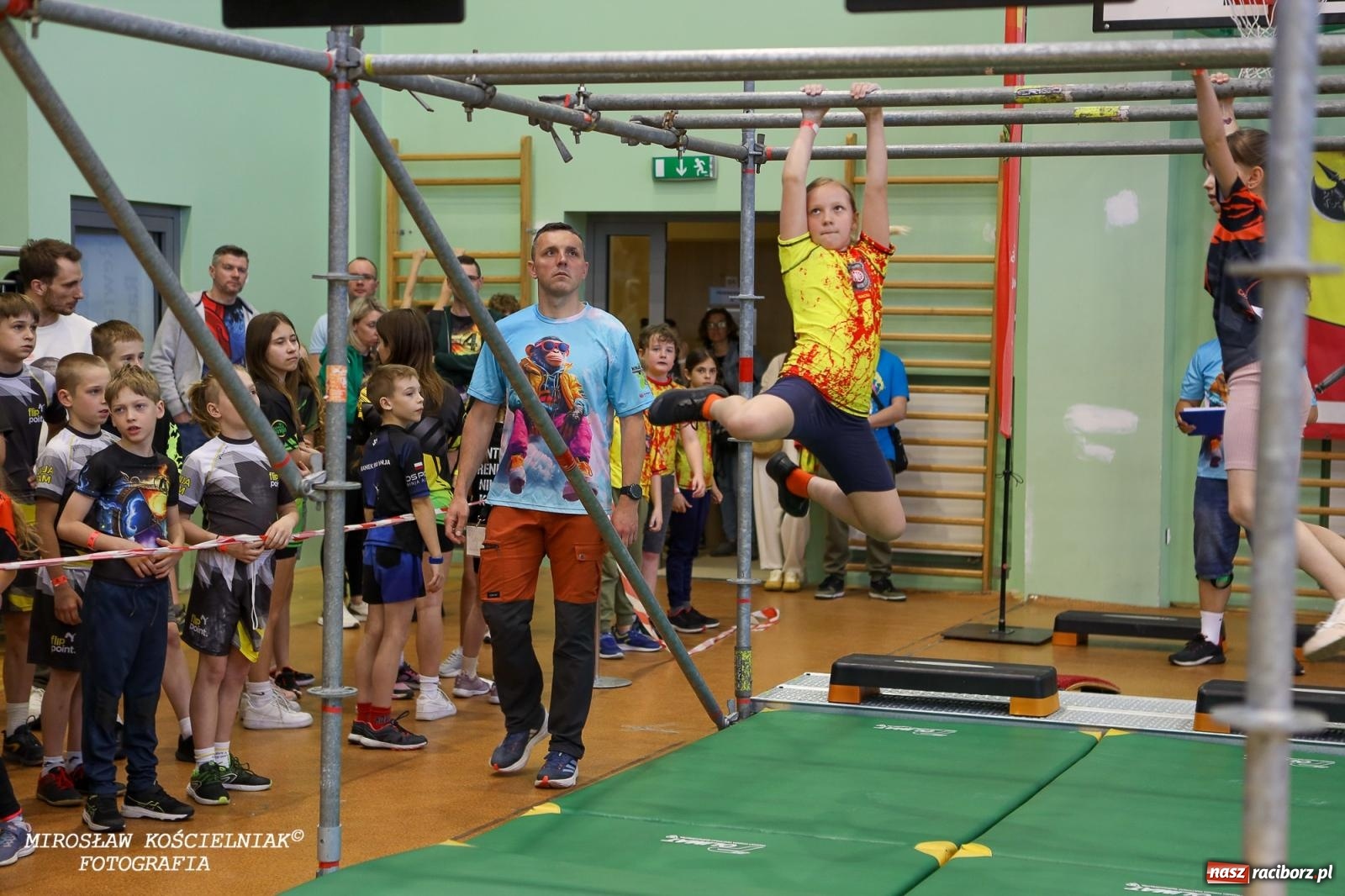 Zdjęcie w galerii na portalu naszraciborz.pl: Ponad 100 młodych zawodników na Mistrzostwach Śląska Ninja Monkey Kids w Raciborzu wiadomości z regionu