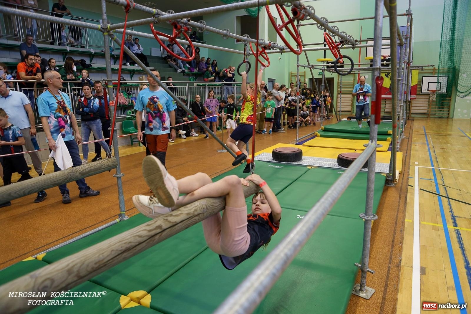 Zdjęcie w galerii na portalu naszraciborz.pl: Ponad 100 młodych zawodników na Mistrzostwach Śląska Ninja Monkey Kids w Raciborzu wiadomości z regionu