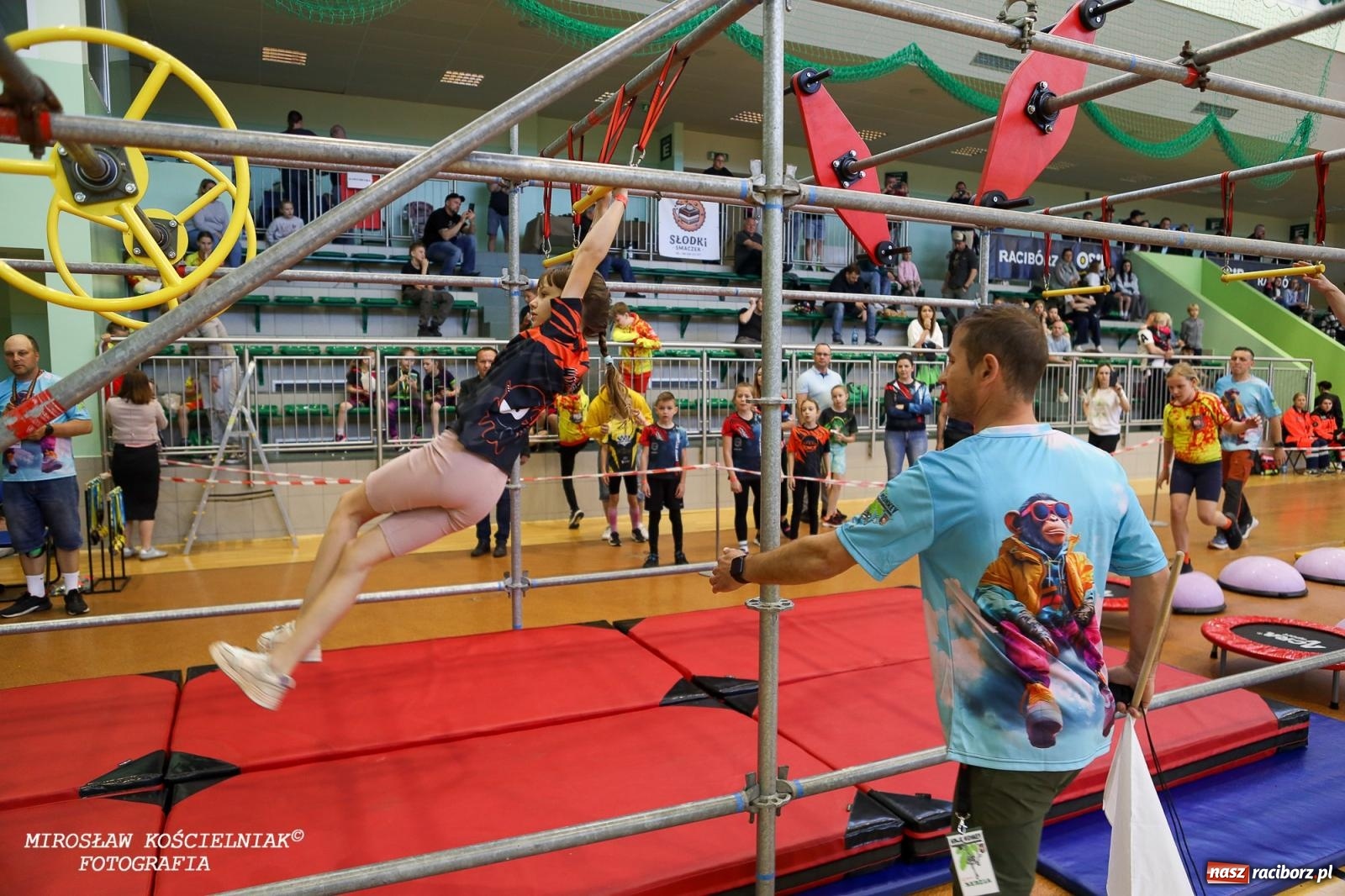 Zdjęcie w galerii na portalu naszraciborz.pl: Ponad 100 młodych zawodników na Mistrzostwach Śląska Ninja Monkey Kids w Raciborzu wiadomości z regionu