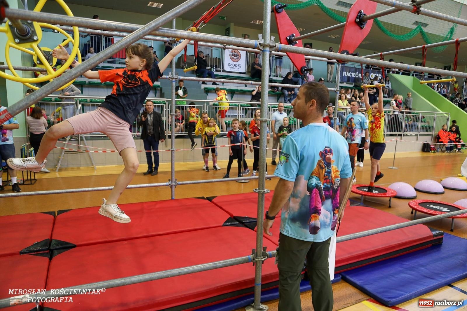 Zdjęcie w galerii na portalu naszraciborz.pl: Ponad 100 młodych zawodników na Mistrzostwach Śląska Ninja Monkey Kids w Raciborzu wiadomości z regionu