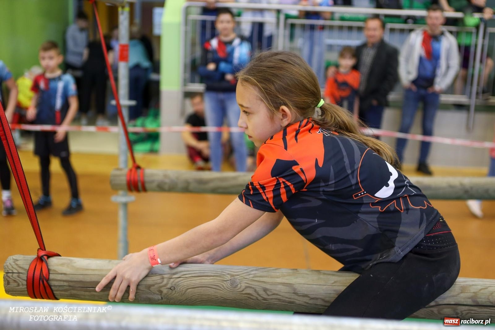 Zdjęcie w galerii na portalu naszraciborz.pl: Ponad 100 młodych zawodników na Mistrzostwach Śląska Ninja Monkey Kids w Raciborzu wiadomości z regionu