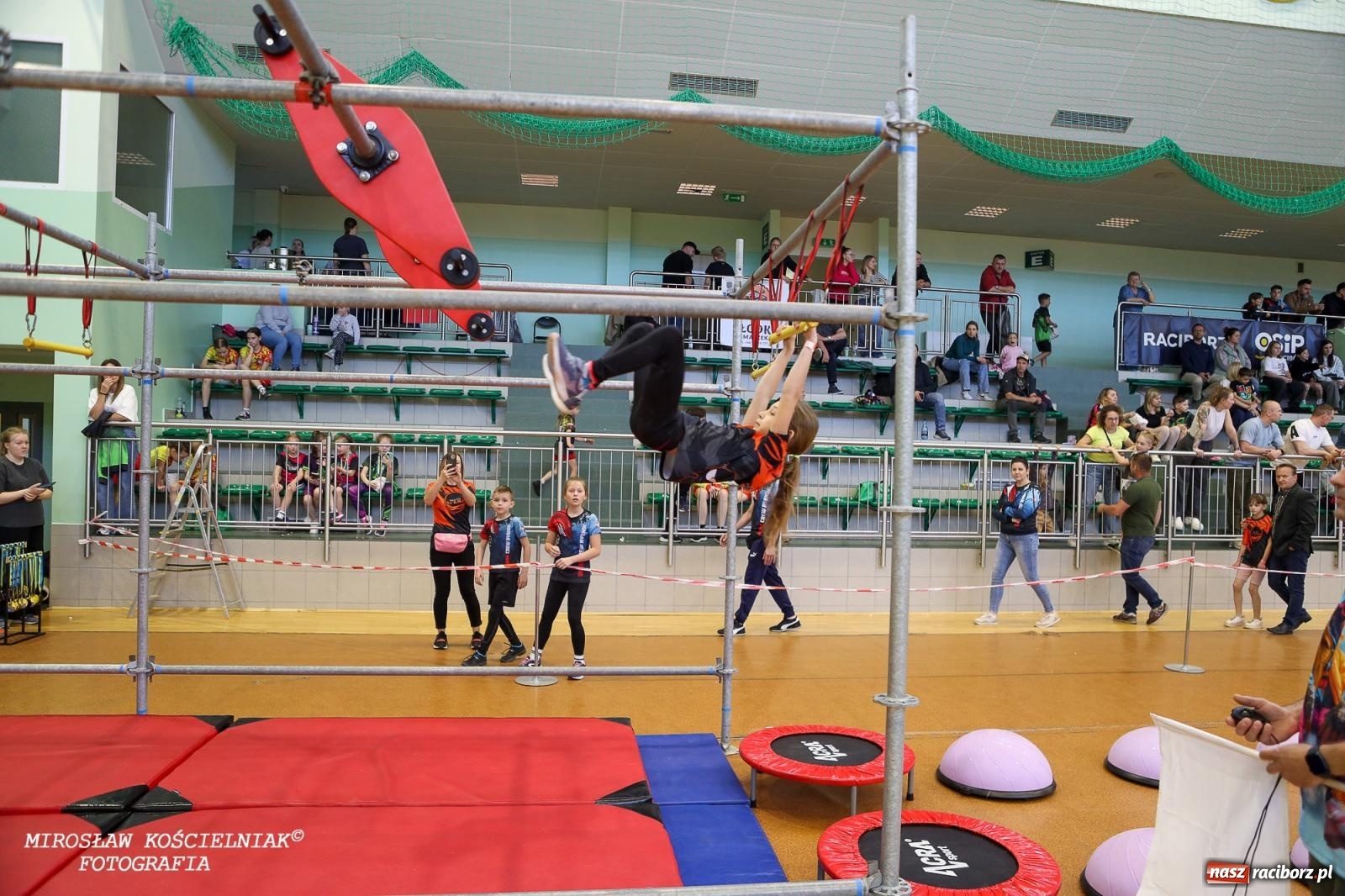 Zdjęcie w galerii na portalu naszraciborz.pl: Ponad 100 młodych zawodników na Mistrzostwach Śląska Ninja Monkey Kids w Raciborzu wiadomości z regionu