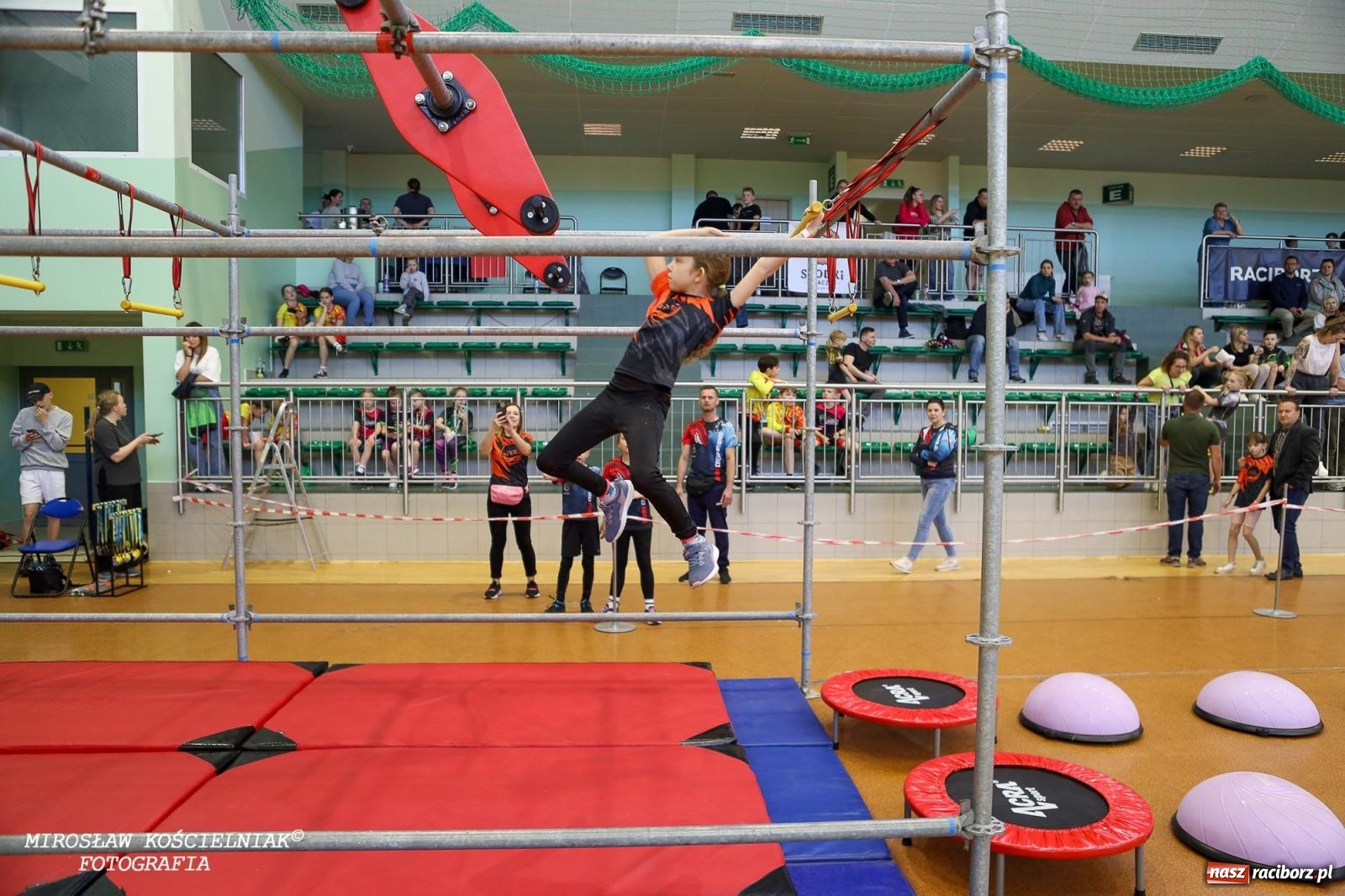 Zdjęcie w galerii na portalu naszraciborz.pl: Ponad 100 młodych zawodników na Mistrzostwach Śląska Ninja Monkey Kids w Raciborzu wiadomości z regionu