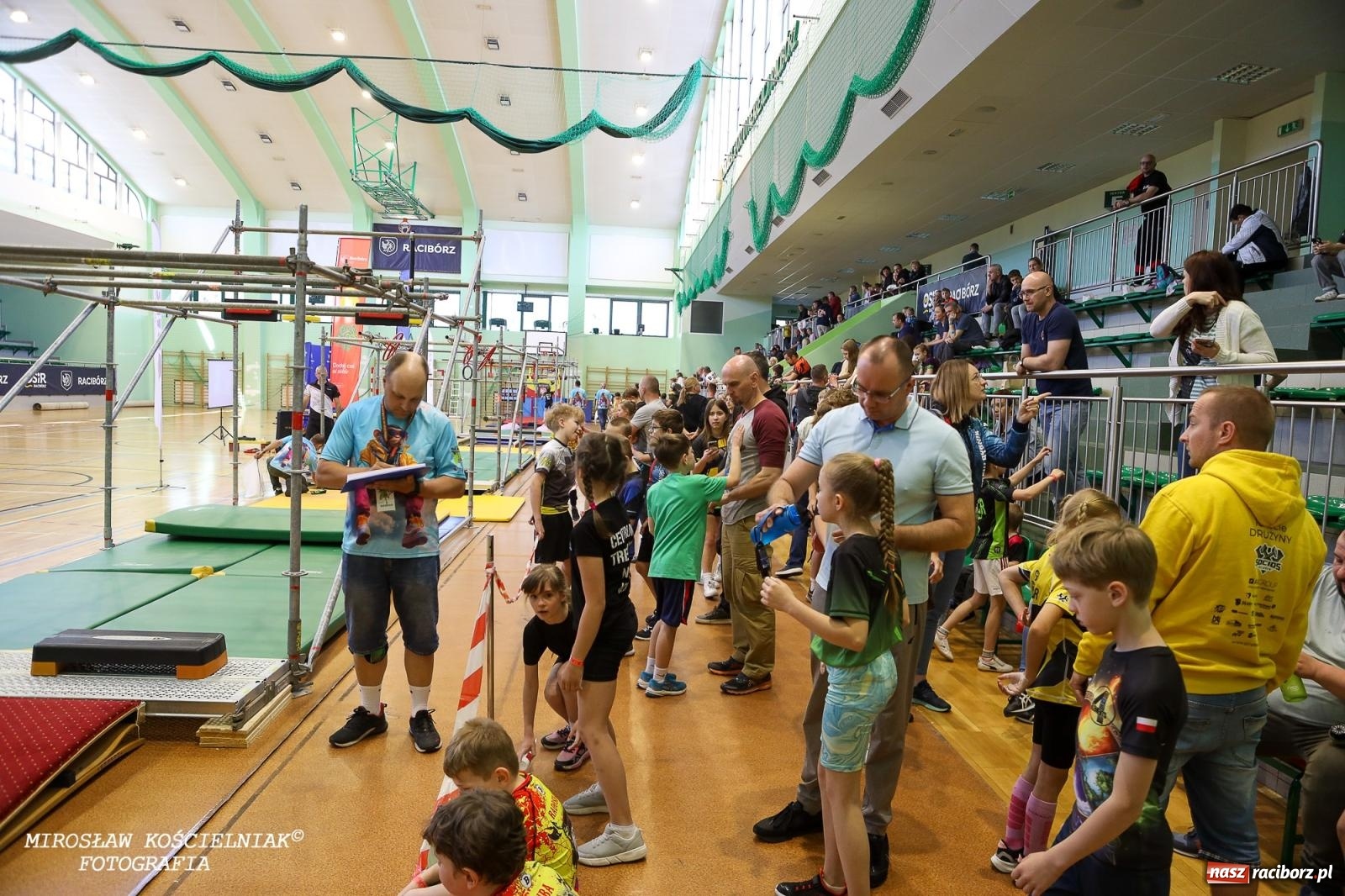 Zdjęcie w galerii na portalu naszraciborz.pl: Ponad 100 młodych zawodników na Mistrzostwach Śląska Ninja Monkey Kids w Raciborzu wiadomości z regionu