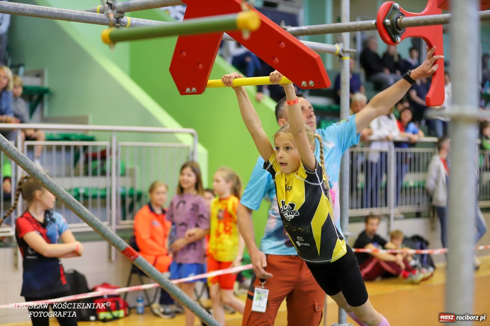 Zdjęcie w galerii na portalu naszraciborz.pl: Ponad 100 młodych zawodników na Mistrzostwach Śląska Ninja Monkey Kids w Raciborzu wiadomości z regionu