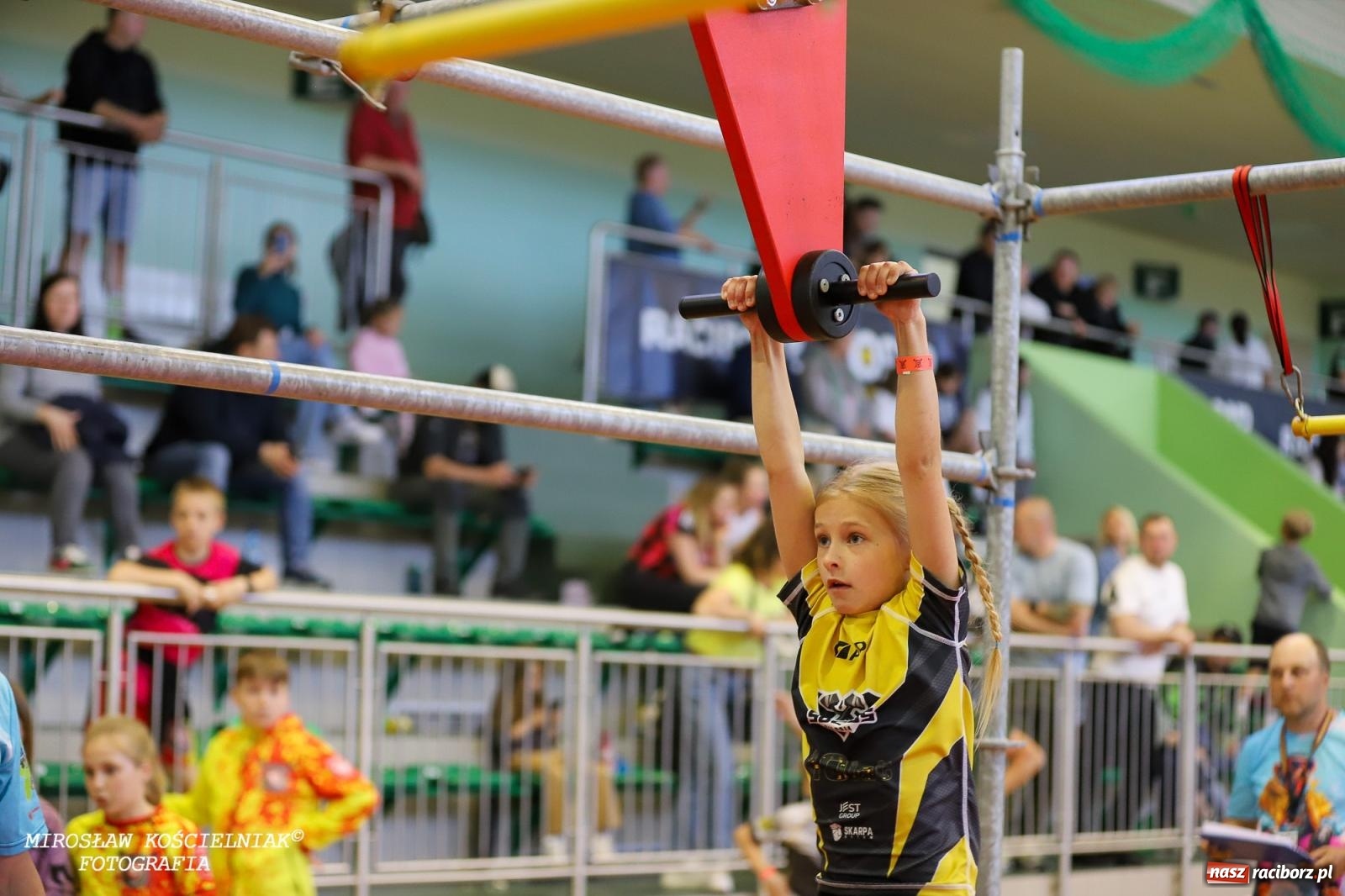 Zdjęcie w galerii na portalu naszraciborz.pl: Ponad 100 młodych zawodników na Mistrzostwach Śląska Ninja Monkey Kids w Raciborzu wiadomości z regionu