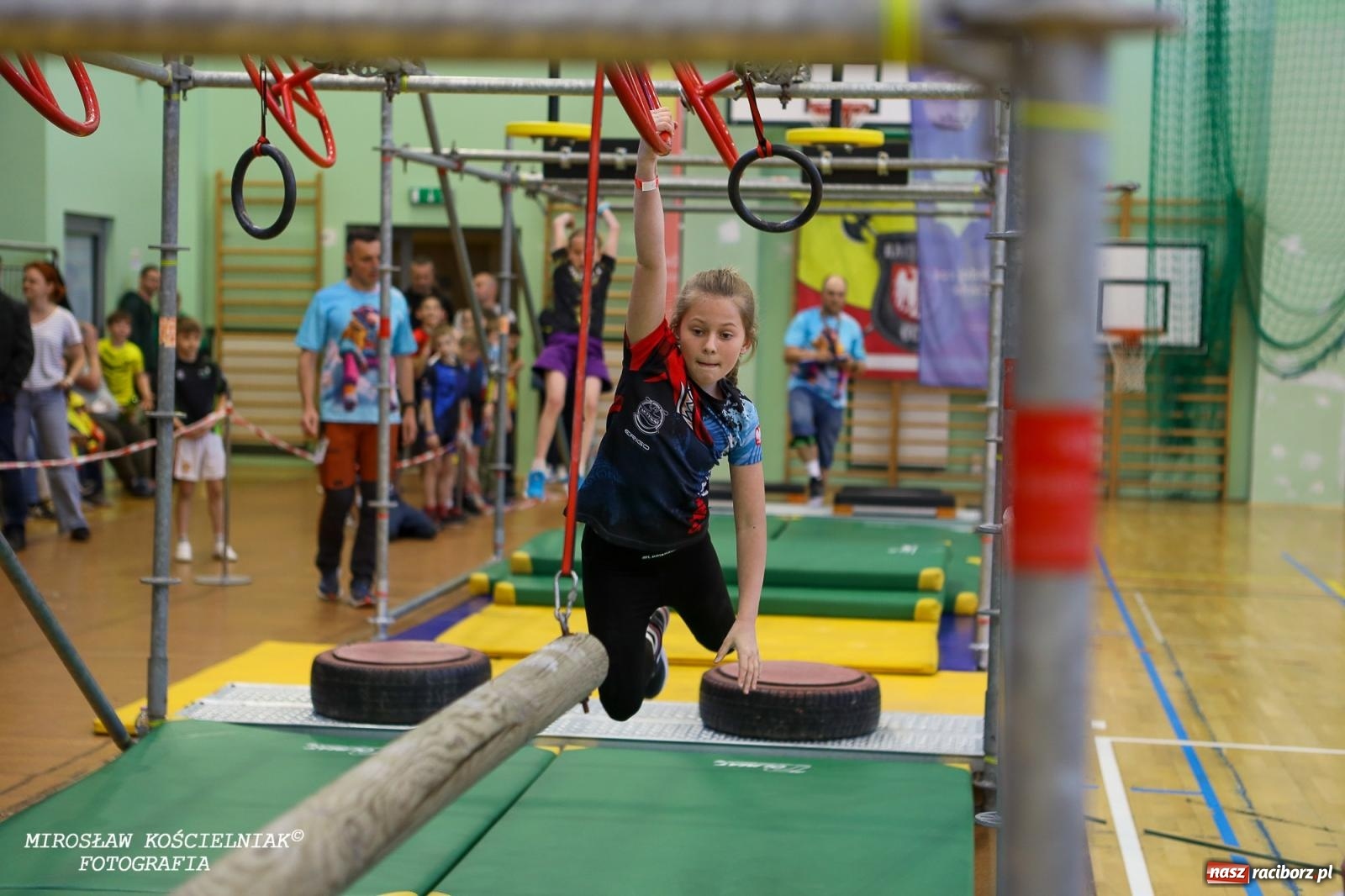 Zdjęcie w galerii na portalu naszraciborz.pl: Ponad 100 młodych zawodników na Mistrzostwach Śląska Ninja Monkey Kids w Raciborzu wiadomości z regionu