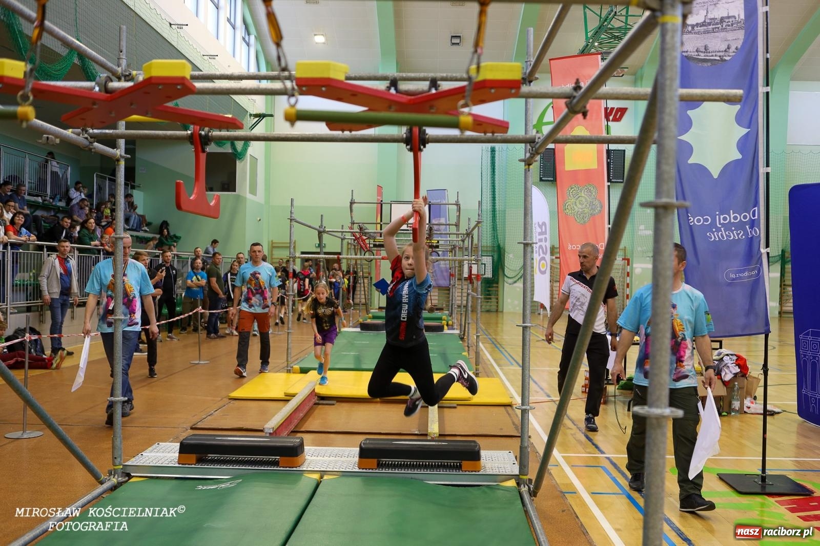 Zdjęcie w galerii na portalu naszraciborz.pl: Ponad 100 młodych zawodników na Mistrzostwach Śląska Ninja Monkey Kids w Raciborzu wiadomości z regionu
