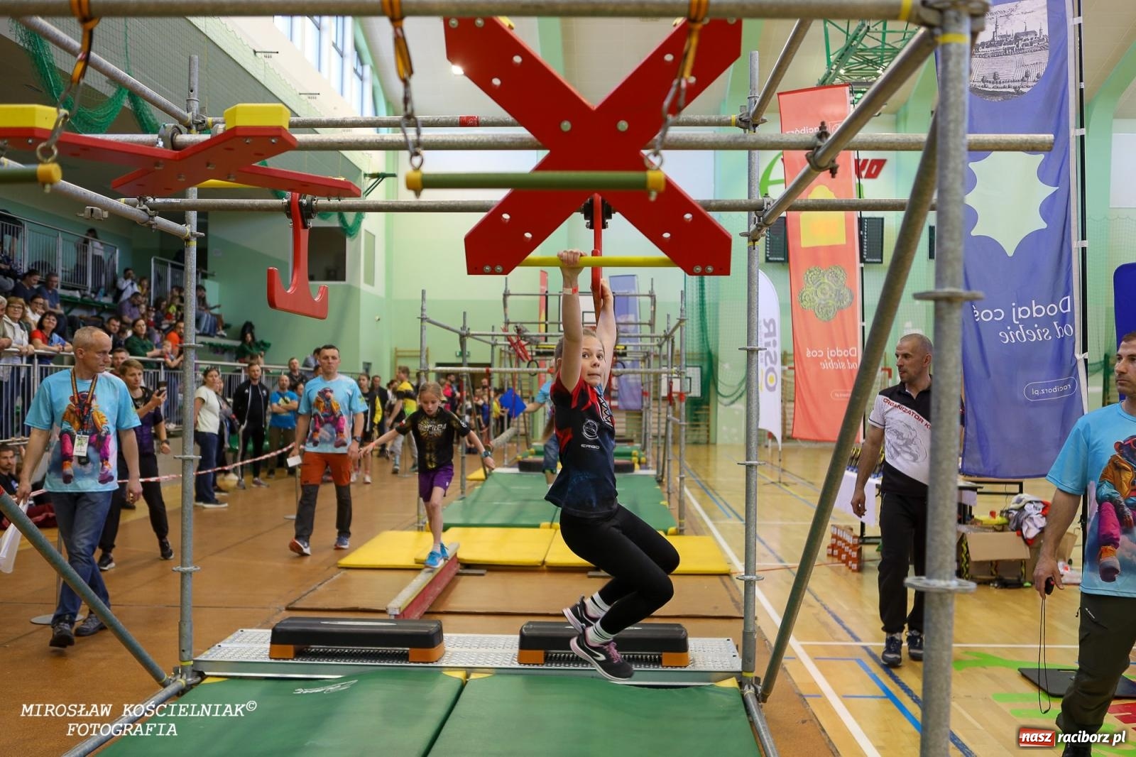 Zdjęcie w galerii na portalu naszraciborz.pl: Ponad 100 młodych zawodników na Mistrzostwach Śląska Ninja Monkey Kids w Raciborzu wiadomości z regionu