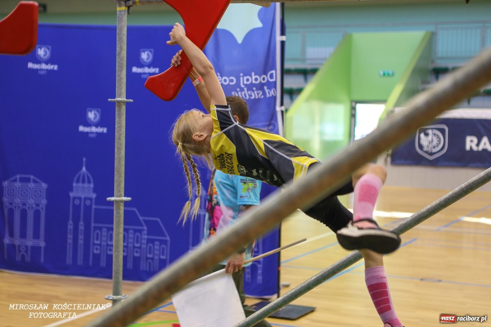 Zdjęcie w galerii na portalu naszraciborz.pl: Ponad 100 młodych zawodników na Mistrzostwach Śląska Ninja Monkey Kids w Raciborzu wiadomości z regionu