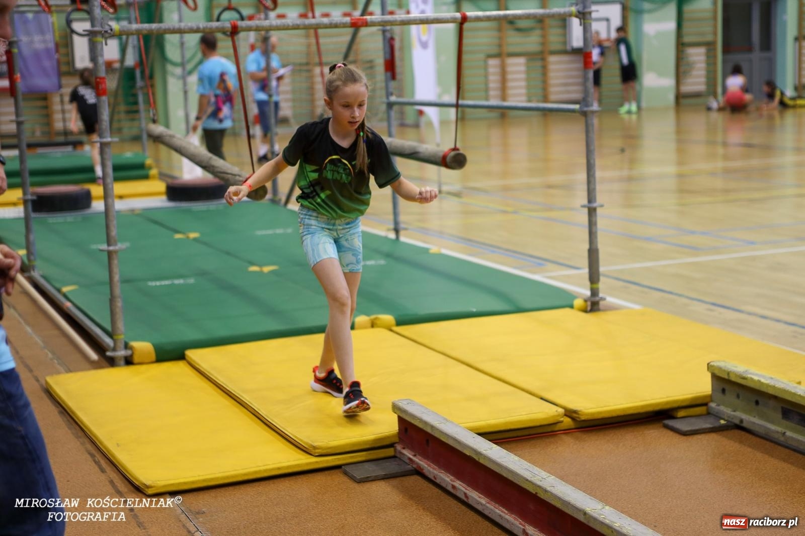 Zdjęcie w galerii na portalu naszraciborz.pl: Ponad 100 młodych zawodników na Mistrzostwach Śląska Ninja Monkey Kids w Raciborzu wiadomości z regionu