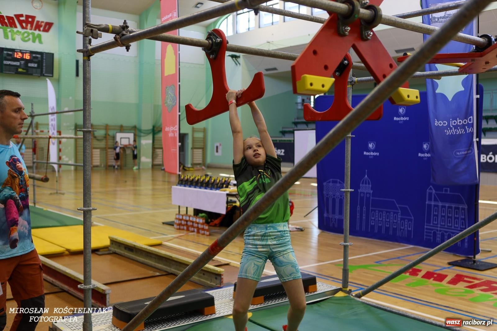 Zdjęcie w galerii na portalu naszraciborz.pl: Ponad 100 młodych zawodników na Mistrzostwach Śląska Ninja Monkey Kids w Raciborzu wiadomości z regionu