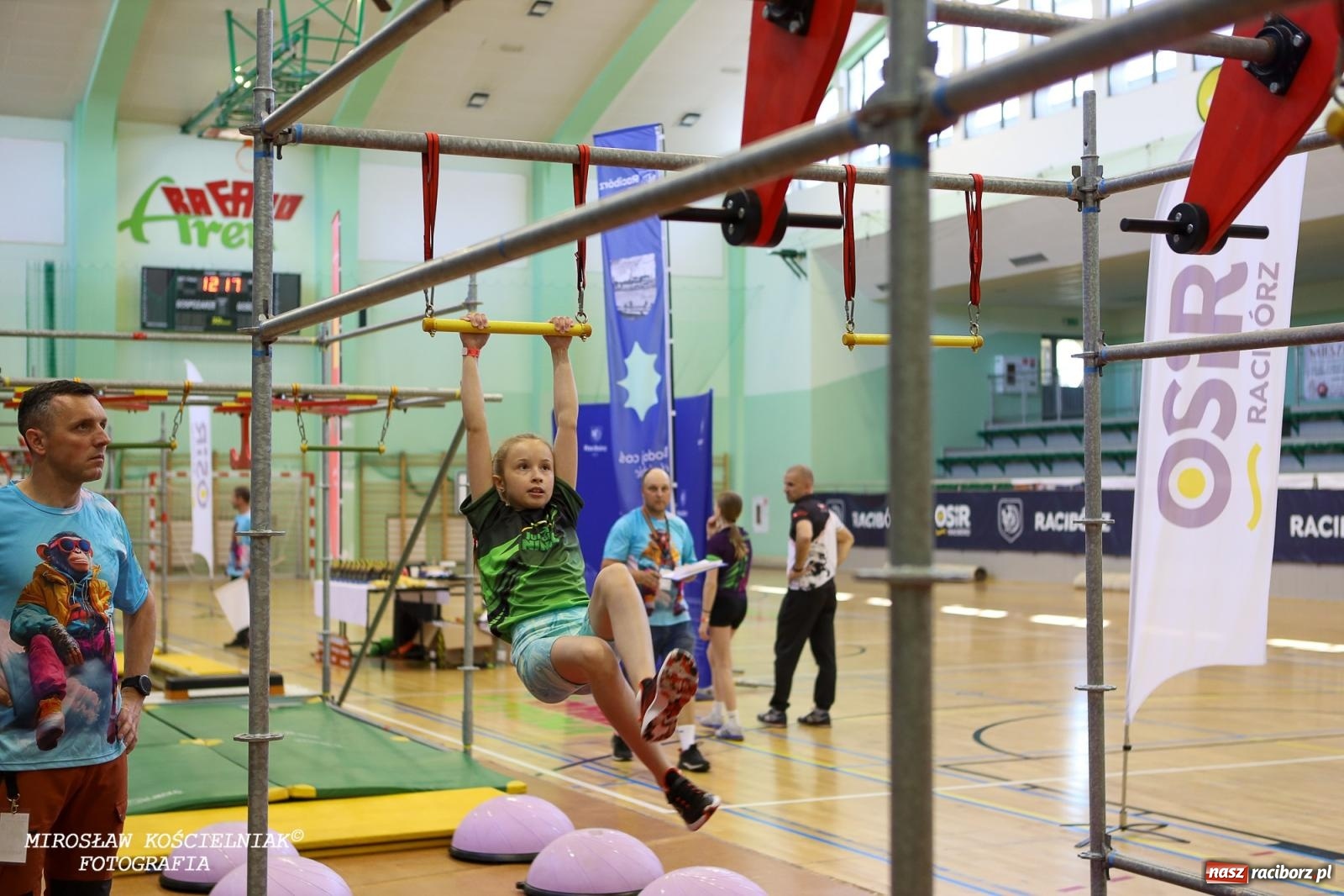 Zdjęcie w galerii na portalu naszraciborz.pl: Ponad 100 młodych zawodników na Mistrzostwach Śląska Ninja Monkey Kids w Raciborzu wiadomości z regionu