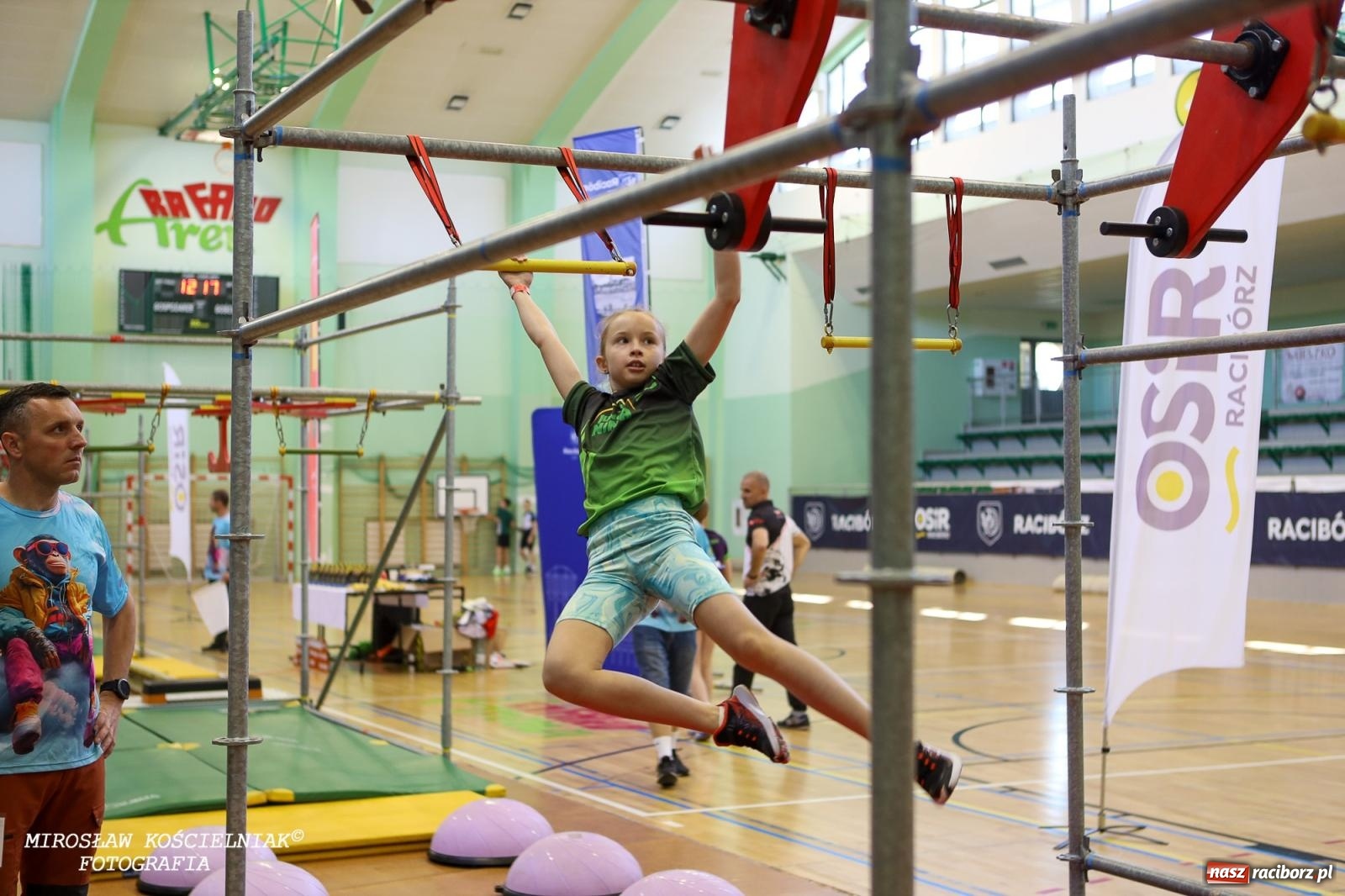 Zdjęcie w galerii na portalu naszraciborz.pl: Ponad 100 młodych zawodników na Mistrzostwach Śląska Ninja Monkey Kids w Raciborzu wiadomości z regionu
