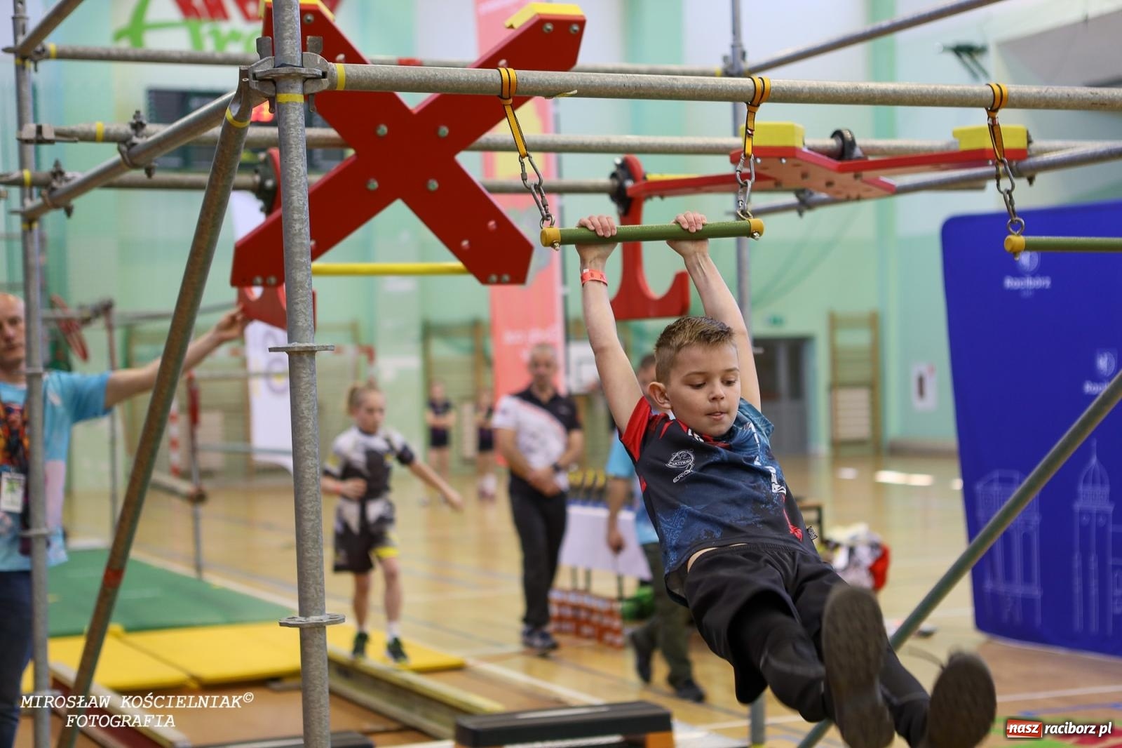 Zdjęcie w galerii na portalu naszraciborz.pl: Ponad 100 młodych zawodników na Mistrzostwach Śląska Ninja Monkey Kids w Raciborzu wiadomości z regionu
