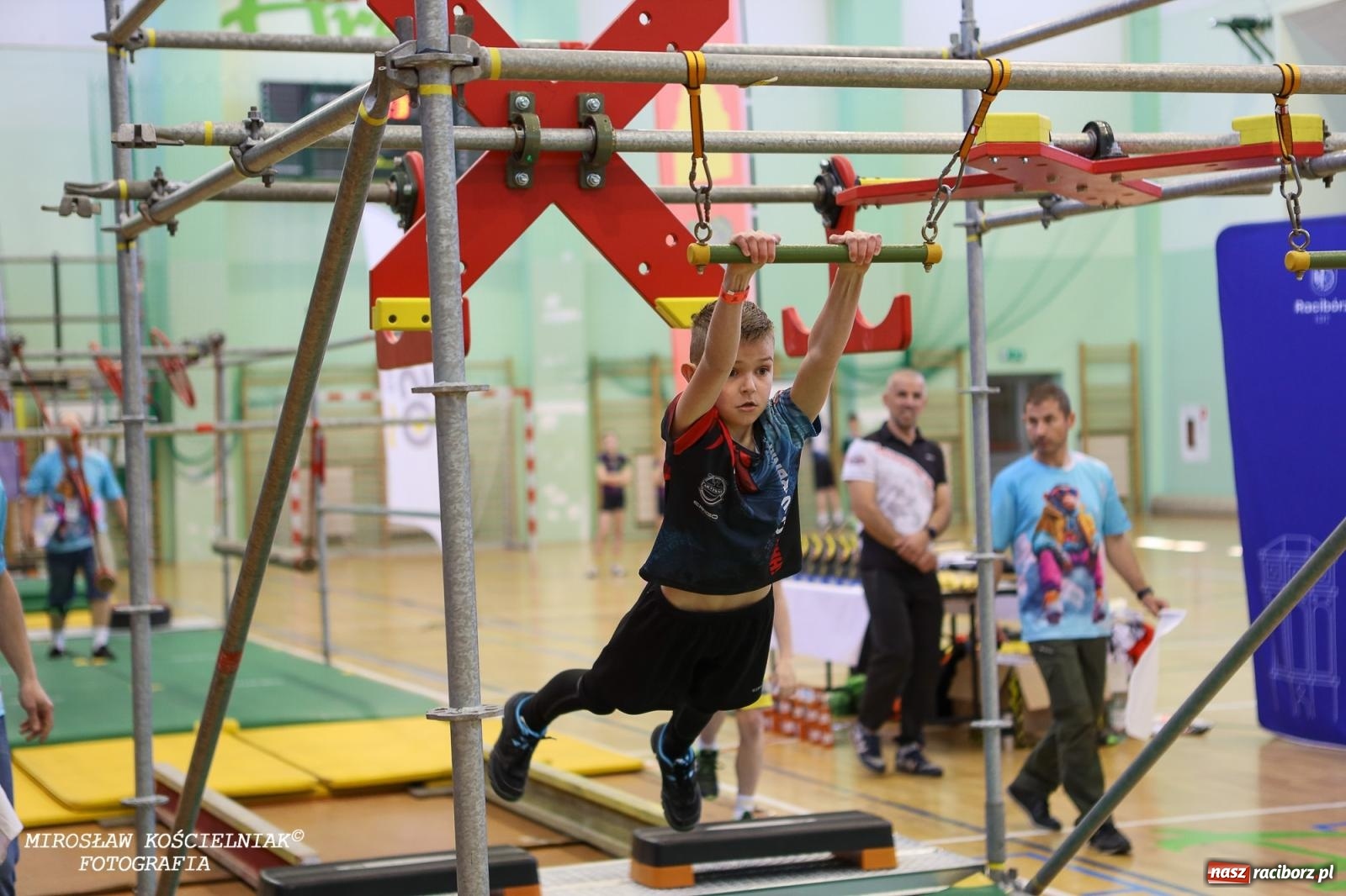 Zdjęcie w galerii na portalu naszraciborz.pl: Ponad 100 młodych zawodników na Mistrzostwach Śląska Ninja Monkey Kids w Raciborzu wiadomości z regionu