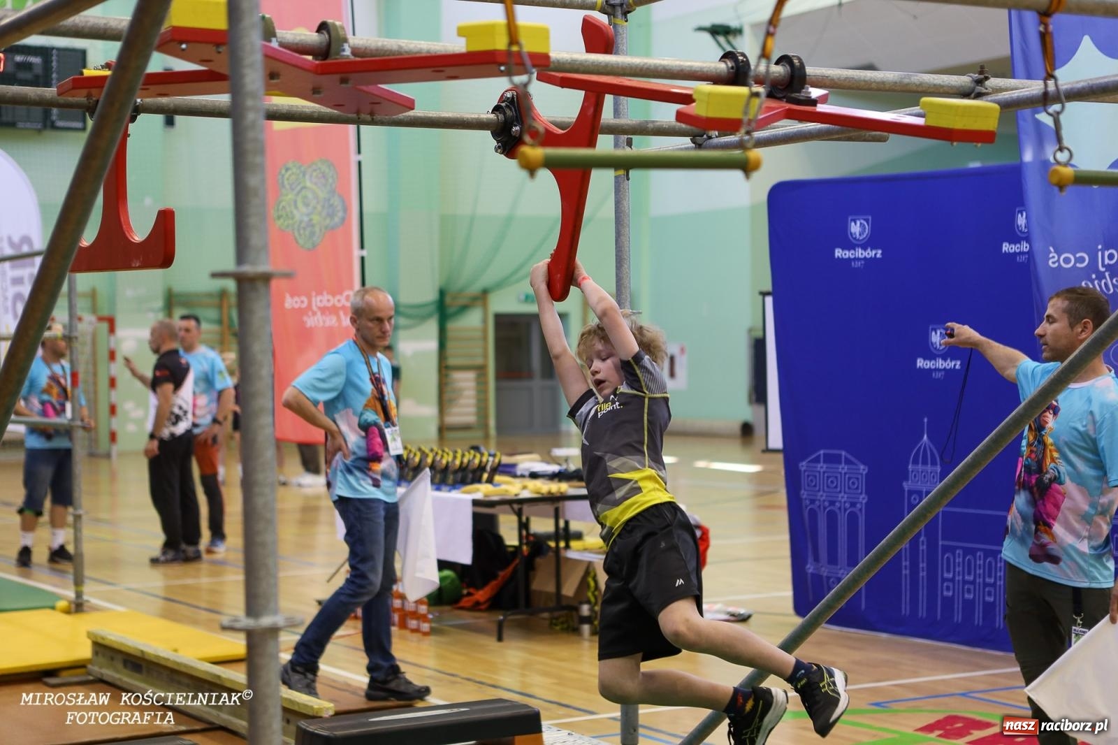 Zdjęcie w galerii na portalu naszraciborz.pl: Ponad 100 młodych zawodników na Mistrzostwach Śląska Ninja Monkey Kids w Raciborzu wiadomości z regionu