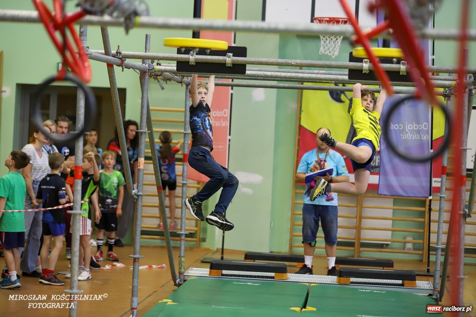 Zdjęcie w galerii na portalu naszraciborz.pl: Ponad 100 młodych zawodników na Mistrzostwach Śląska Ninja Monkey Kids w Raciborzu wiadomości z regionu